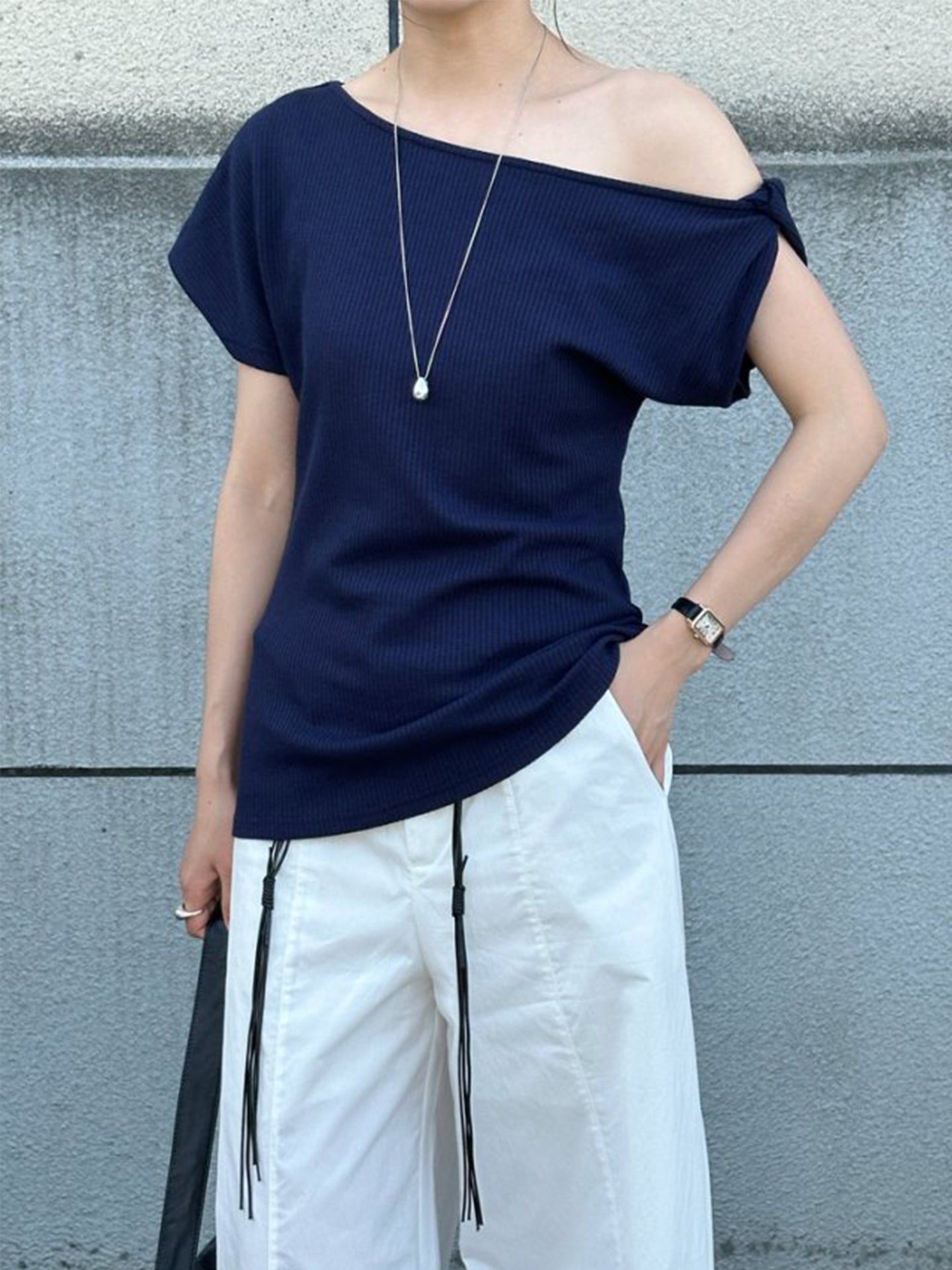 Diagonal Shoulder Twist T-Shirt_BDHL7529