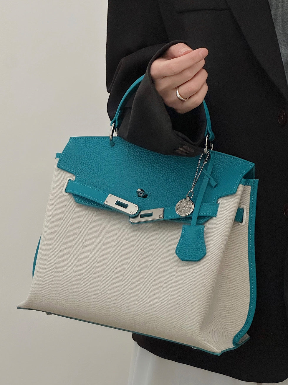 Contrast Color Structured Leather Shoulder Tote_BDHL7453