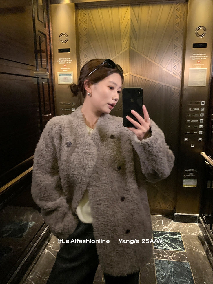 Double-Breasted Fur Coat_BDHL8047