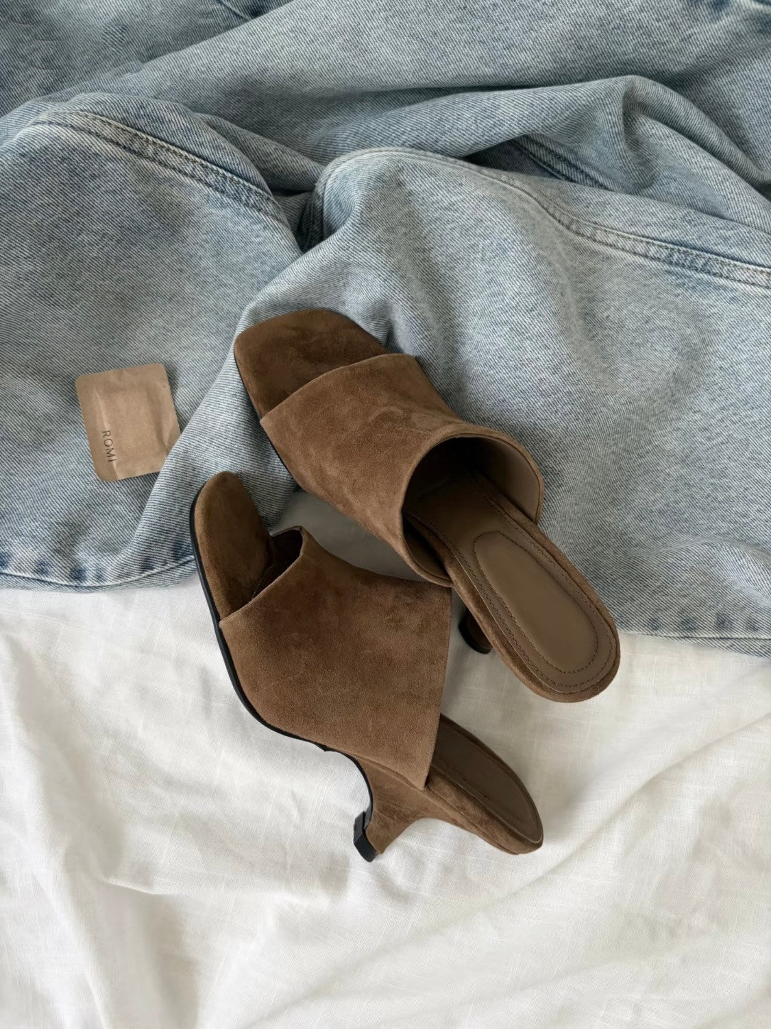 Open-Toe Sculptural-Heel Leather Mules_BDHL8317