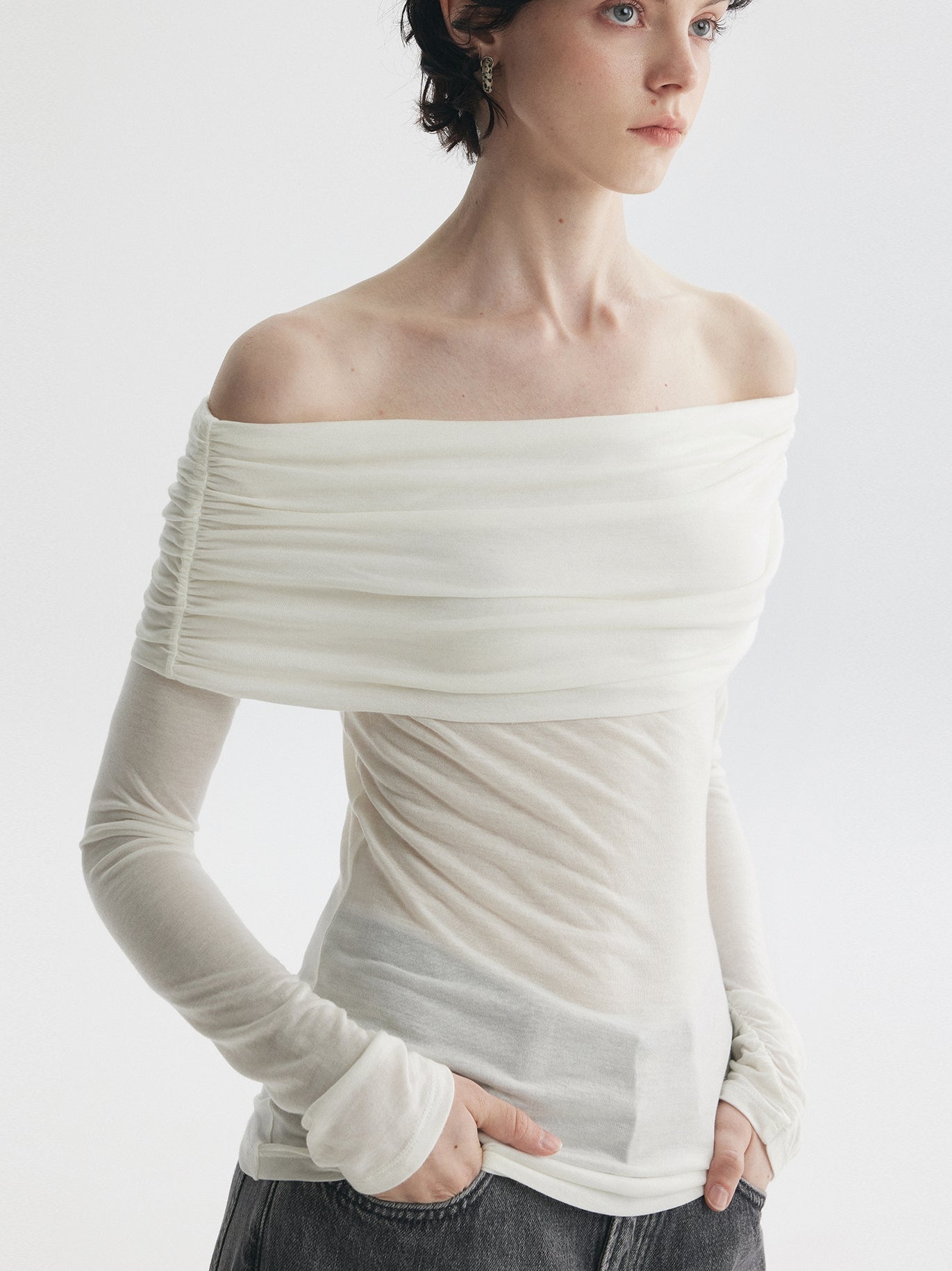 Lightweight Off-Shoulder Pleated Tops_BDHL7727
