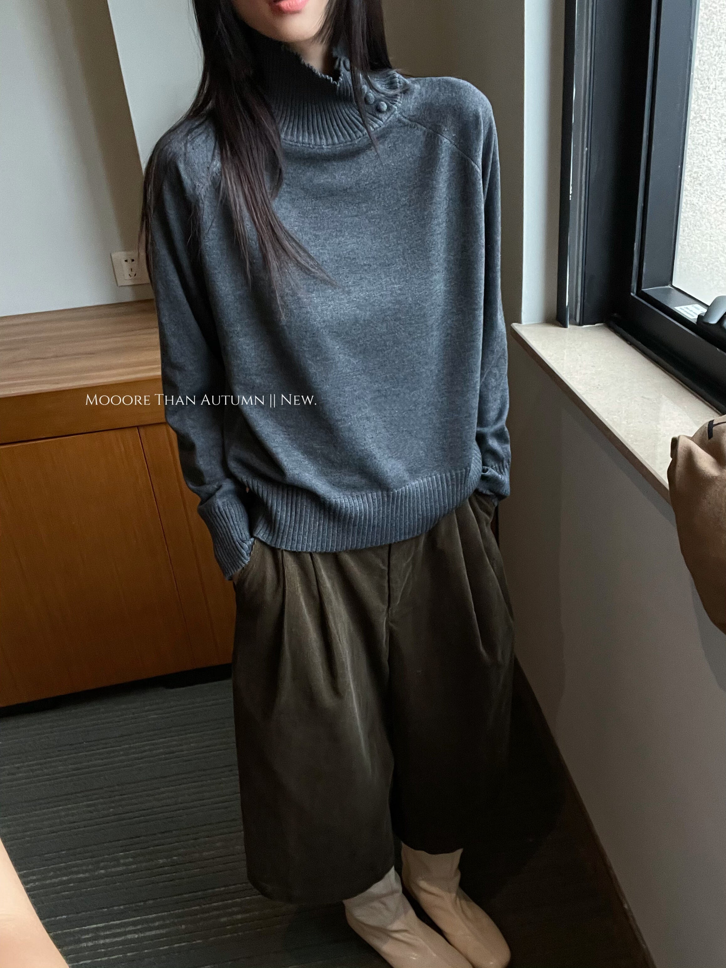 Button-Up High-Neck Knit Tops_BDHL7851