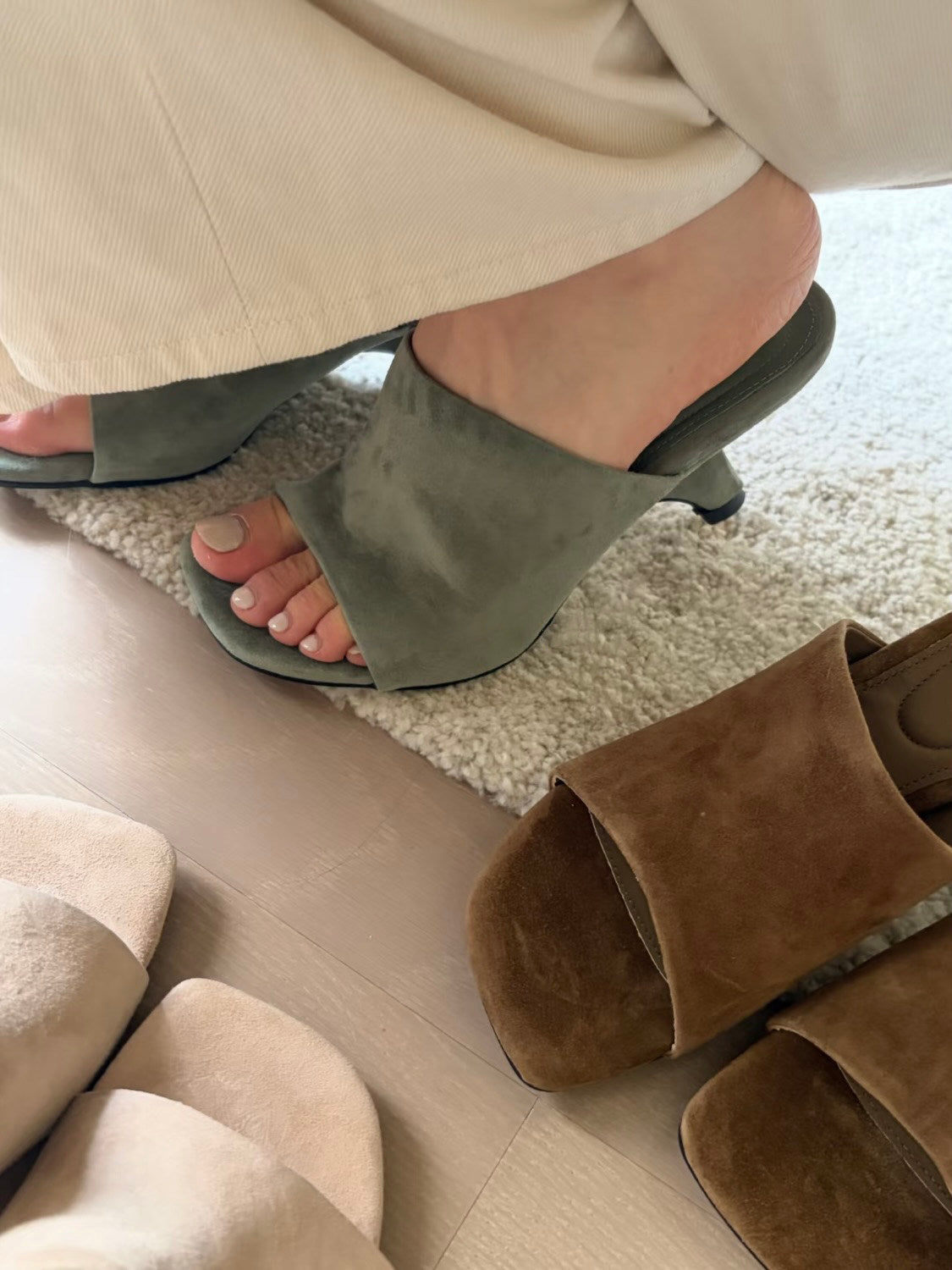 Open-Toe Sculptural-Heel Leather Mules_BDHL8317