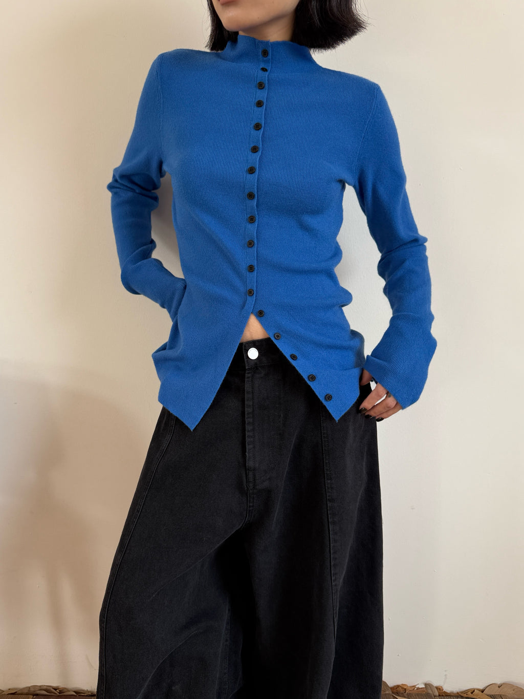 Front-Slit High-Neck Slim-Fit Tops_BDHL8025