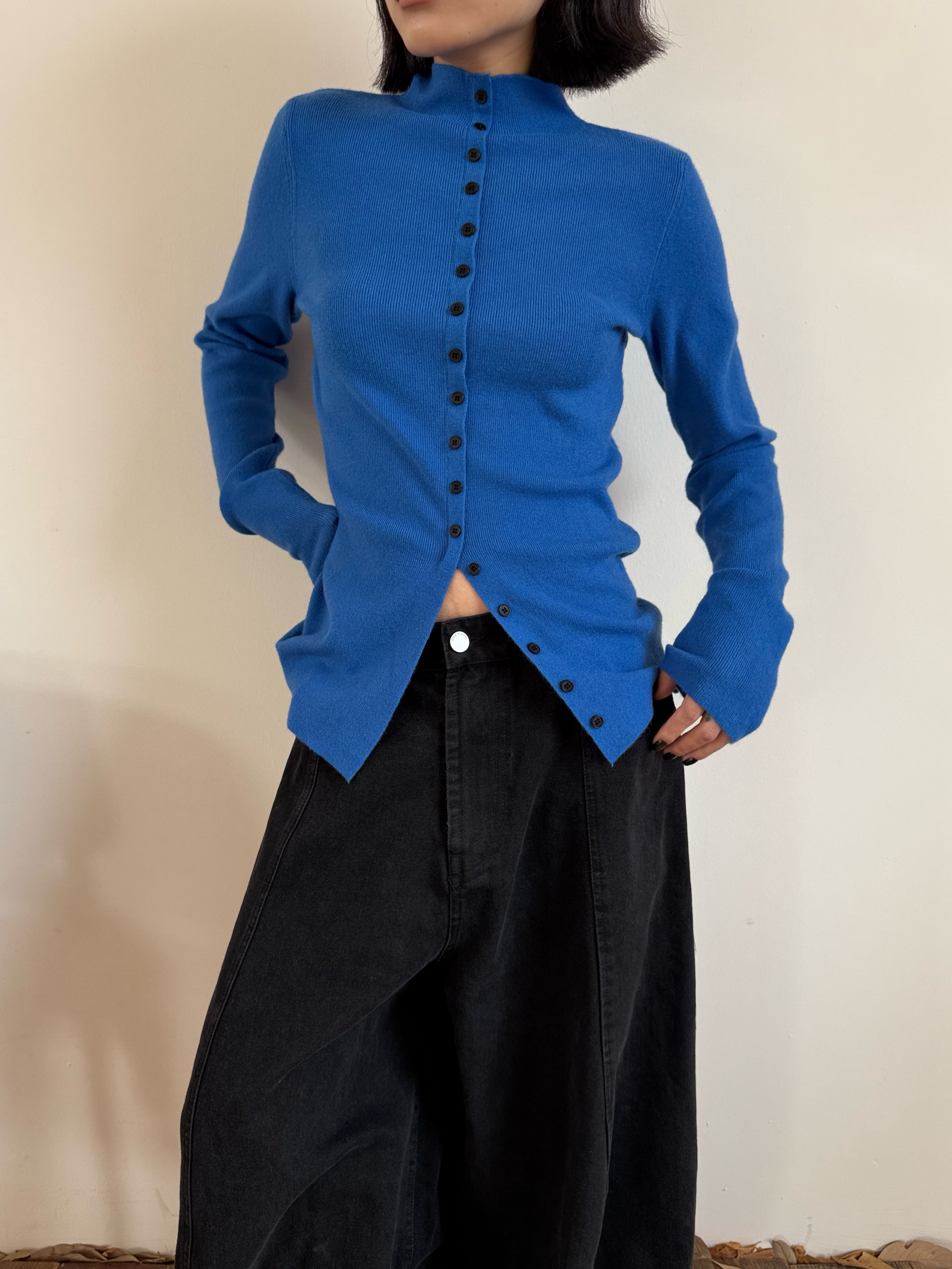 Front-Slit High-Neck Slim-Fit Tops_BDHL8025