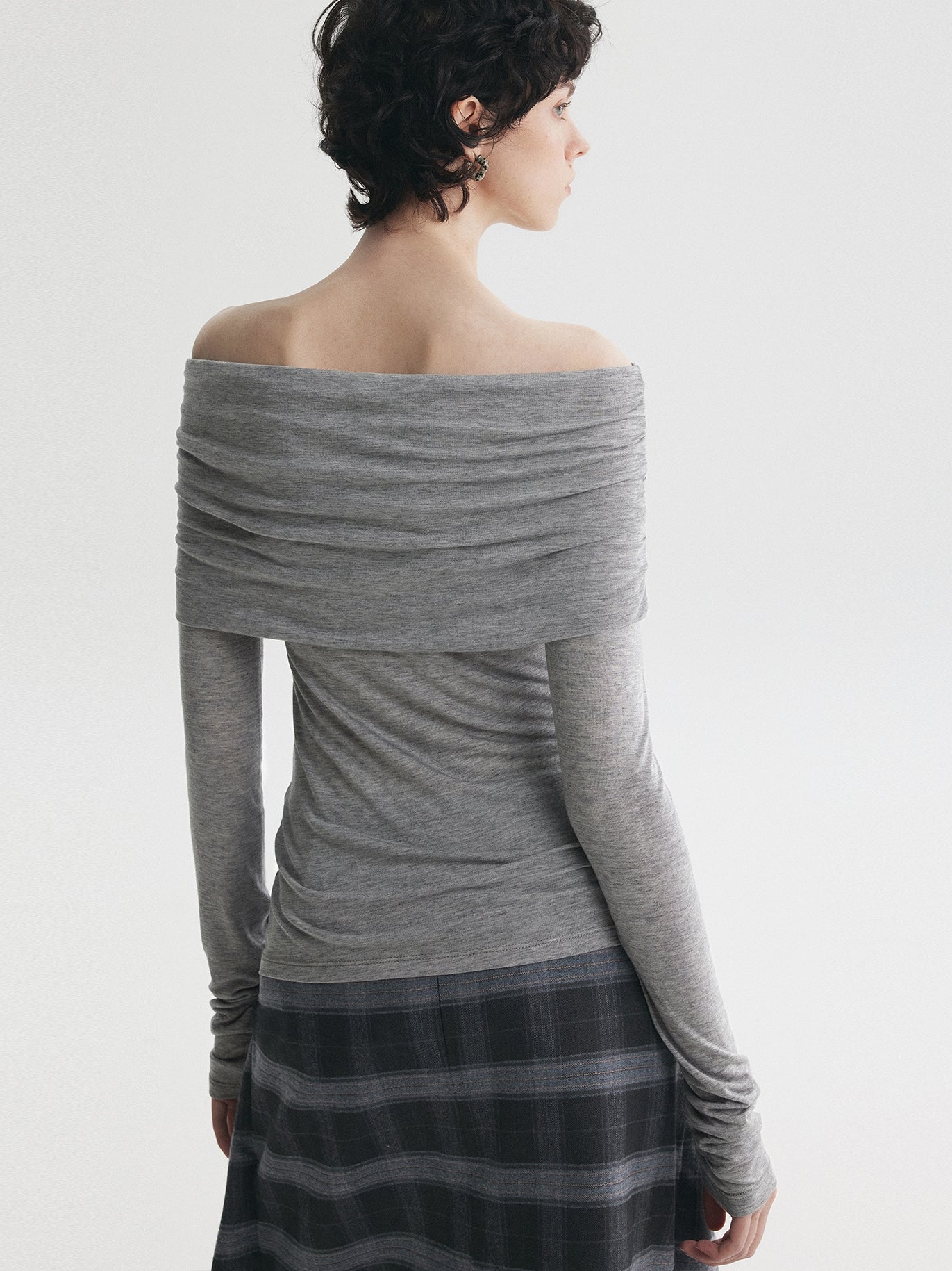 Lightweight Off-Shoulder Pleated Tops_BDHL7727