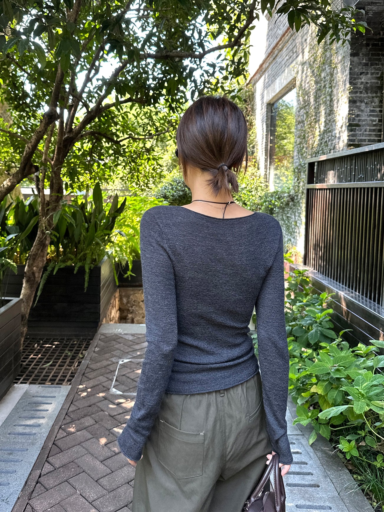 Round-Neck Stretch Slim-Fit Top_BDHL7845