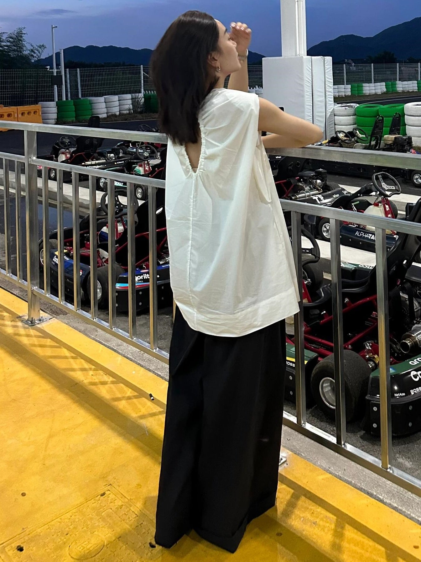 Back Cut-Out Sleeveless Tops_BDHL6320