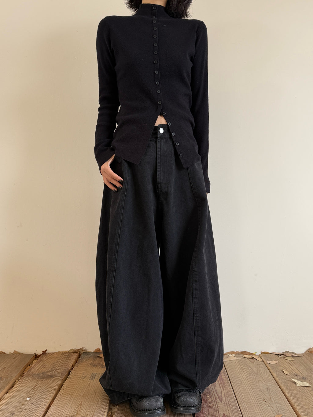 Front-Slit High-Neck Slim-Fit Tops_BDHL8025