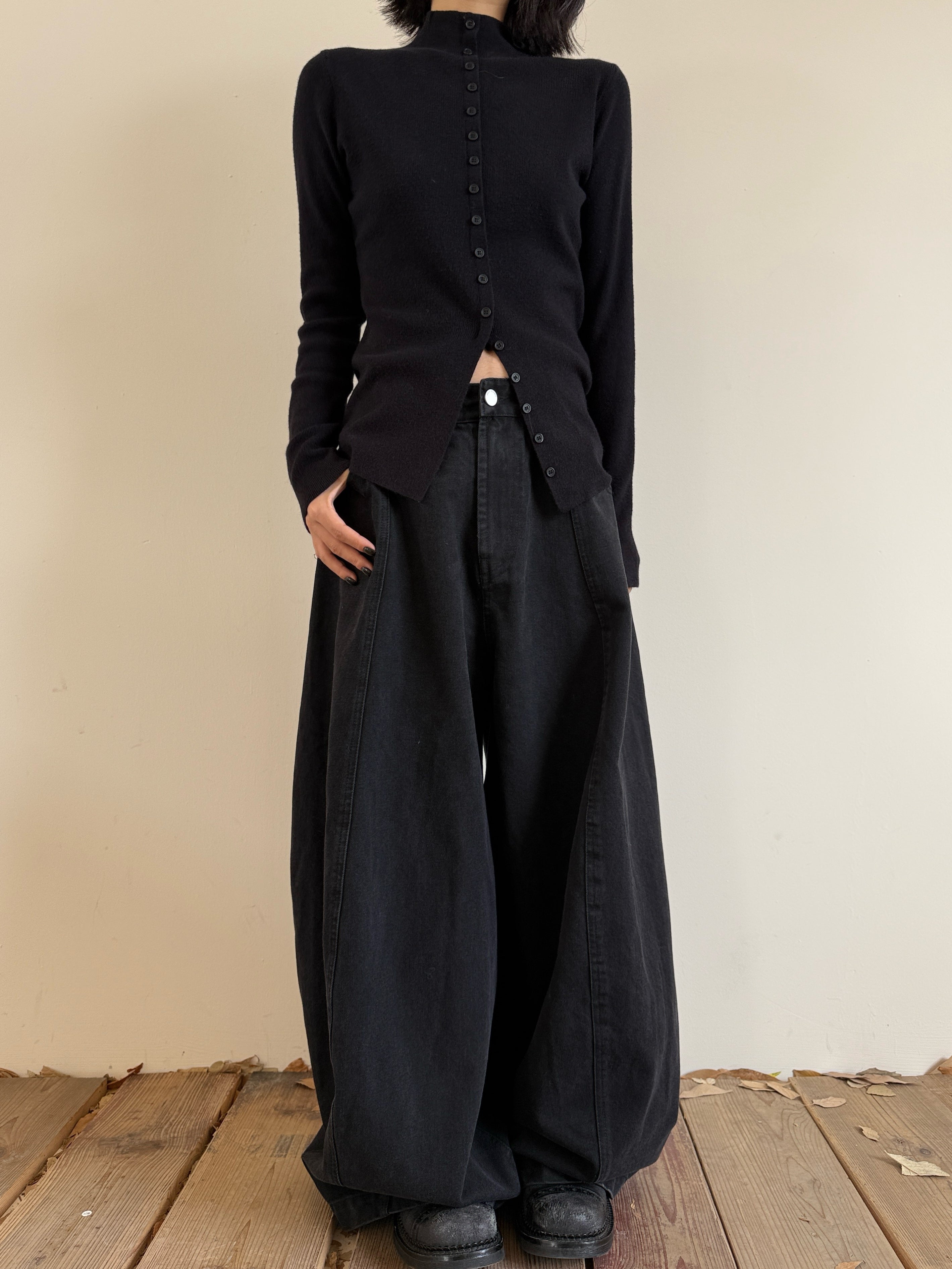 Front-Slit High-Neck Slim-Fit Tops_BDHL8025