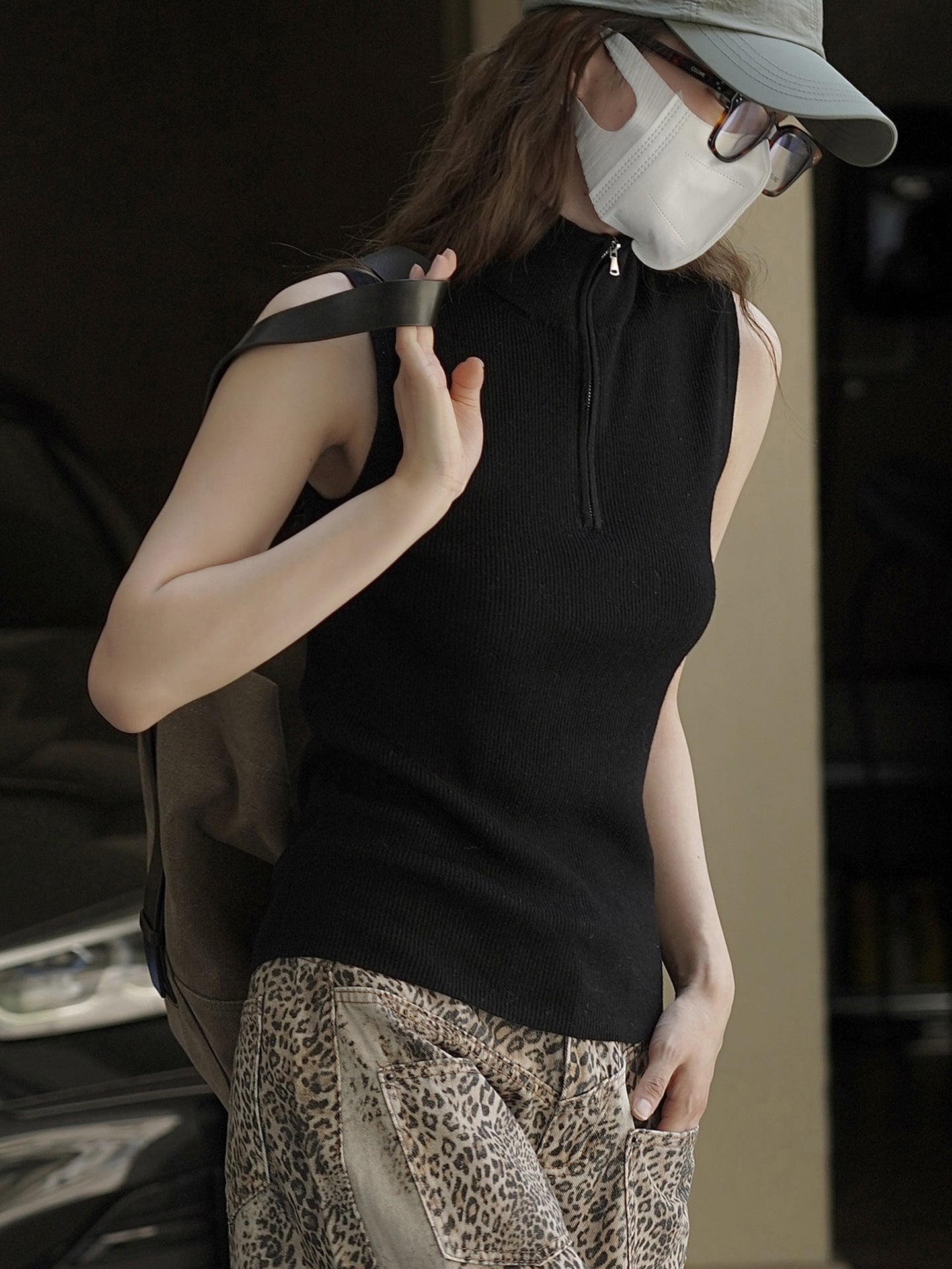 Stand-Collar Sleeveless Knit_BDHL7774
