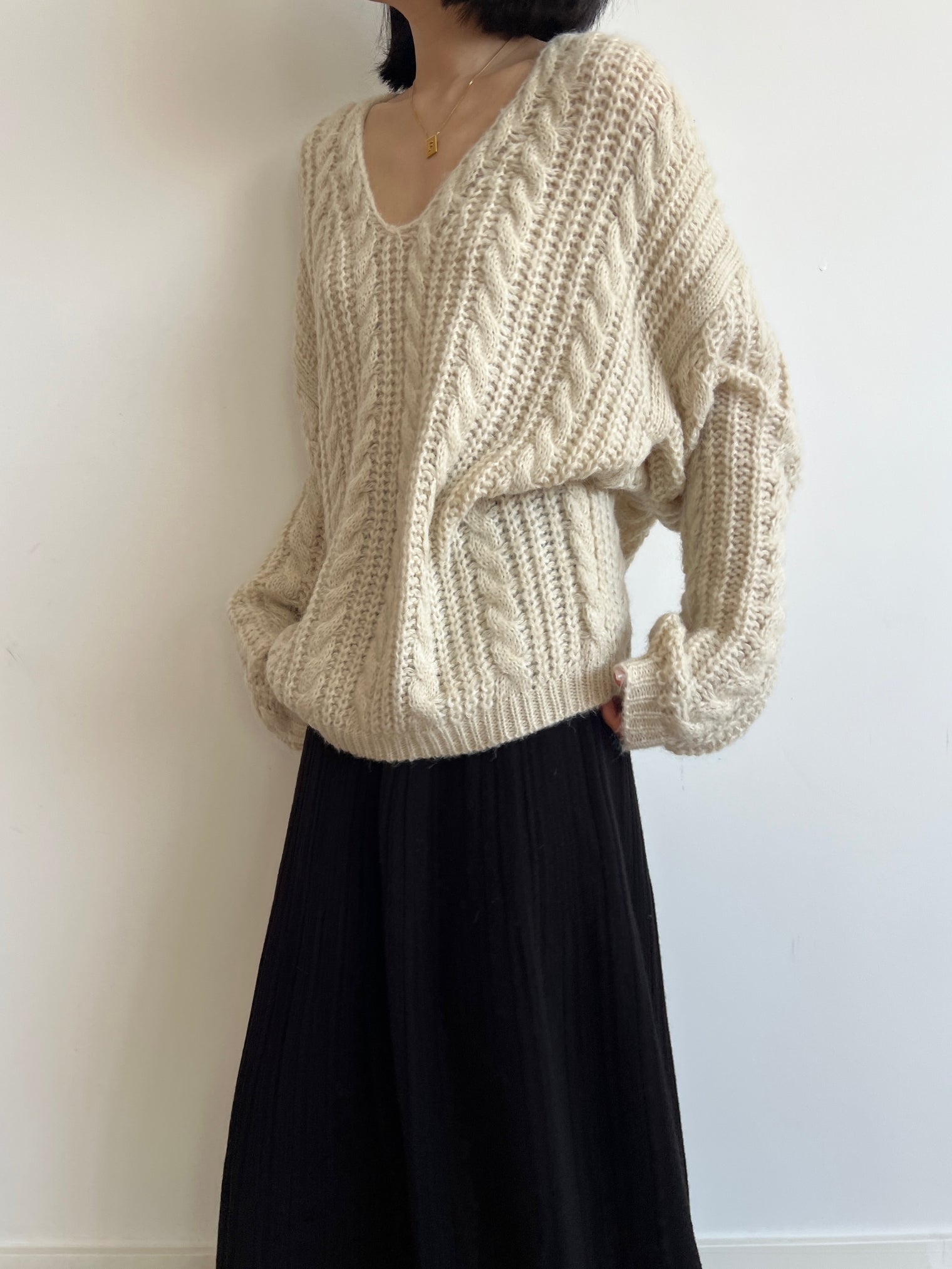 Loose-Fitting Slim V-Neck Sweater_BDHL6552