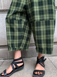 Checkered Balloon Cropped Pants_BDHL6136