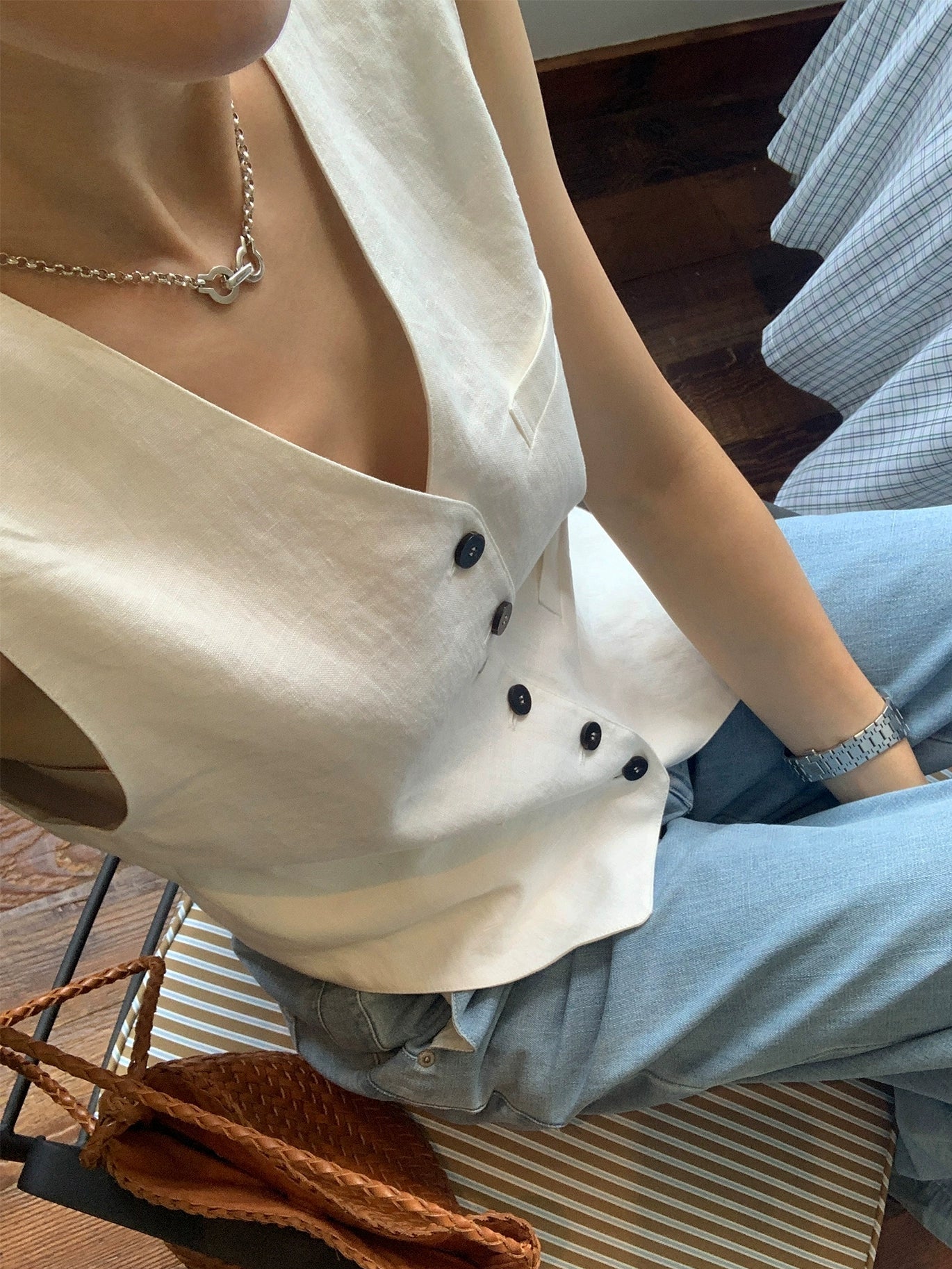 V-Neck Multi-Button Vest_BDHL7614