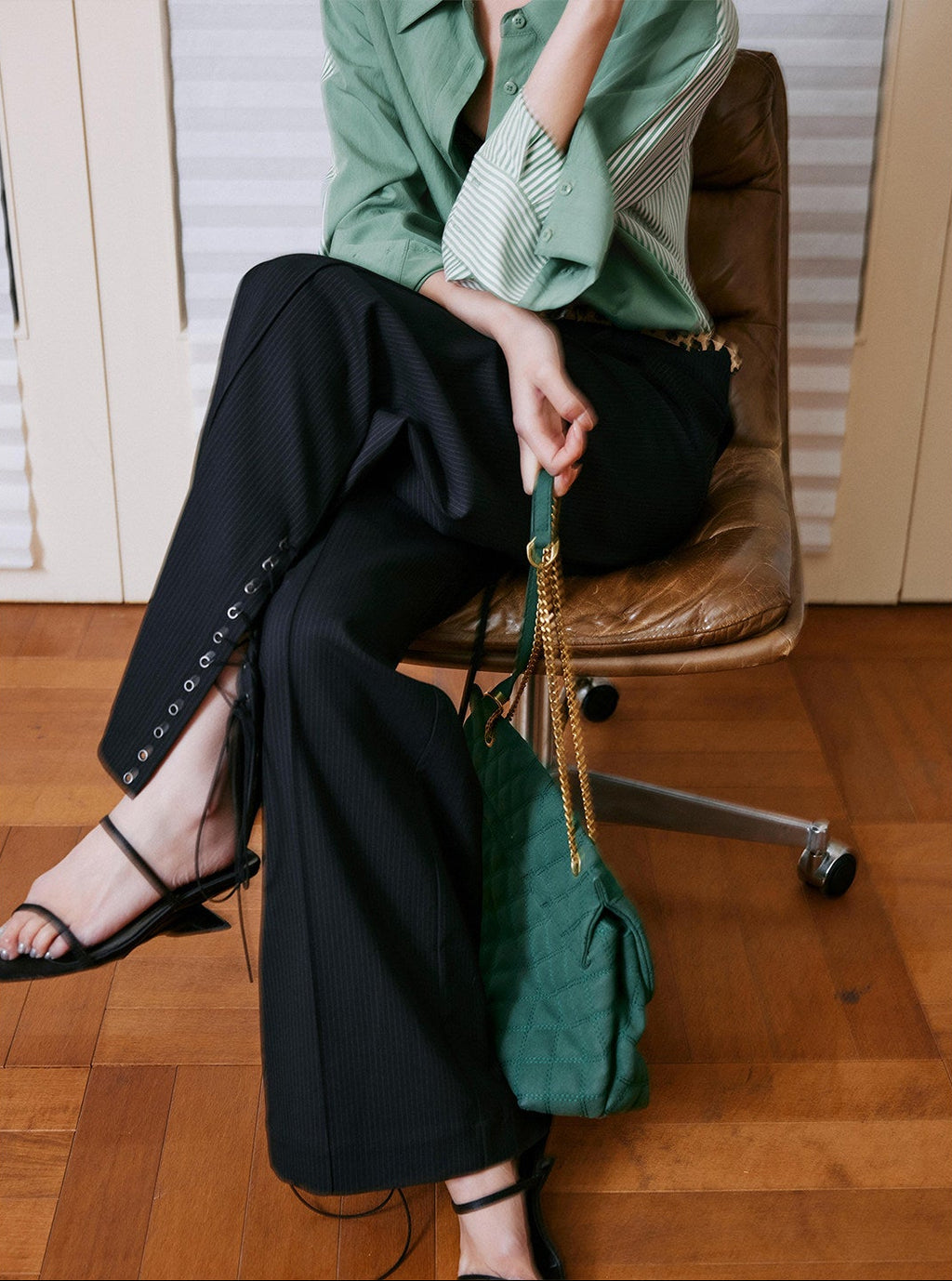 Black Lace-Up Side Low-Rise Wide Pants_BDHL8240