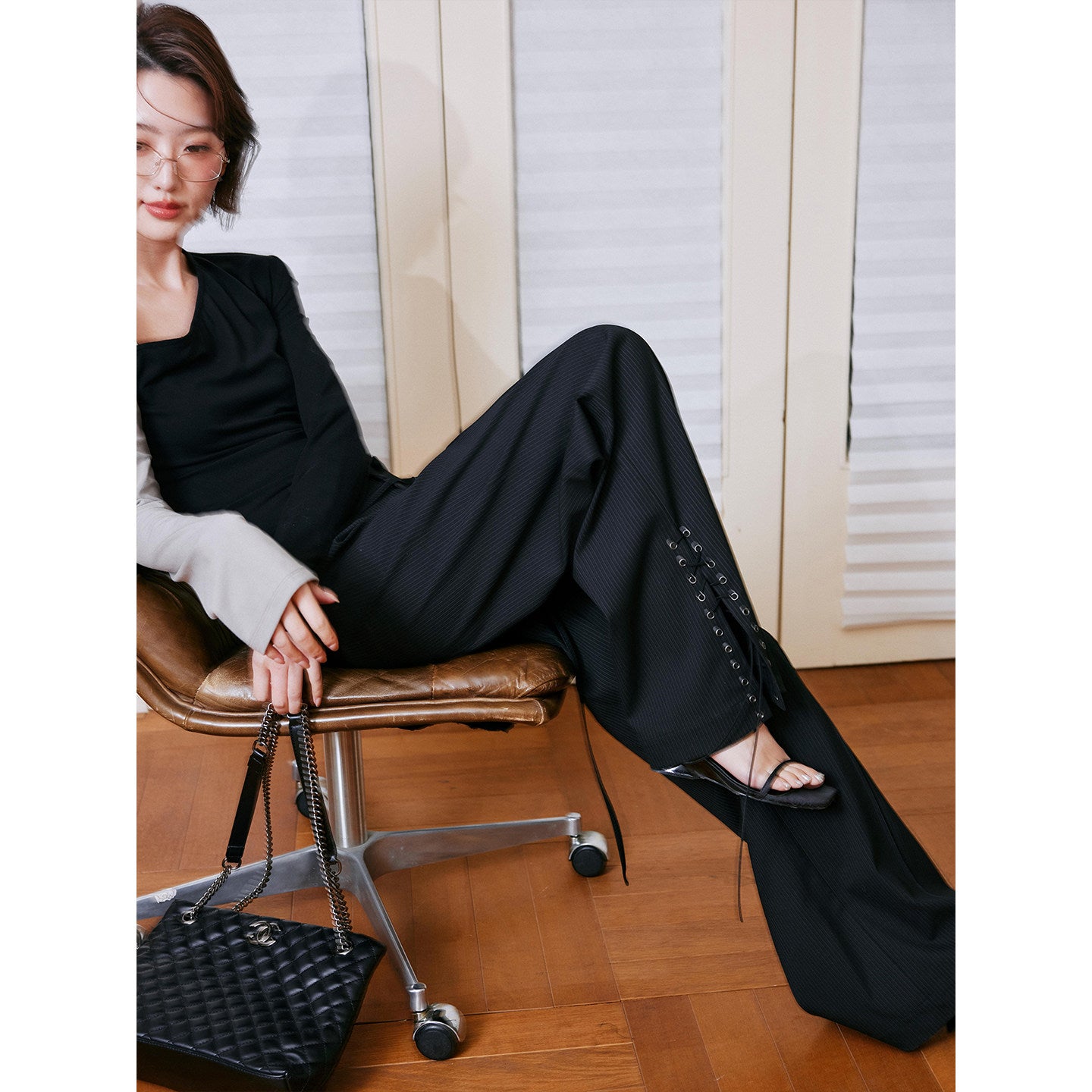 Black Lace-Up Side Low-Rise Wide Pants_BDHL8240