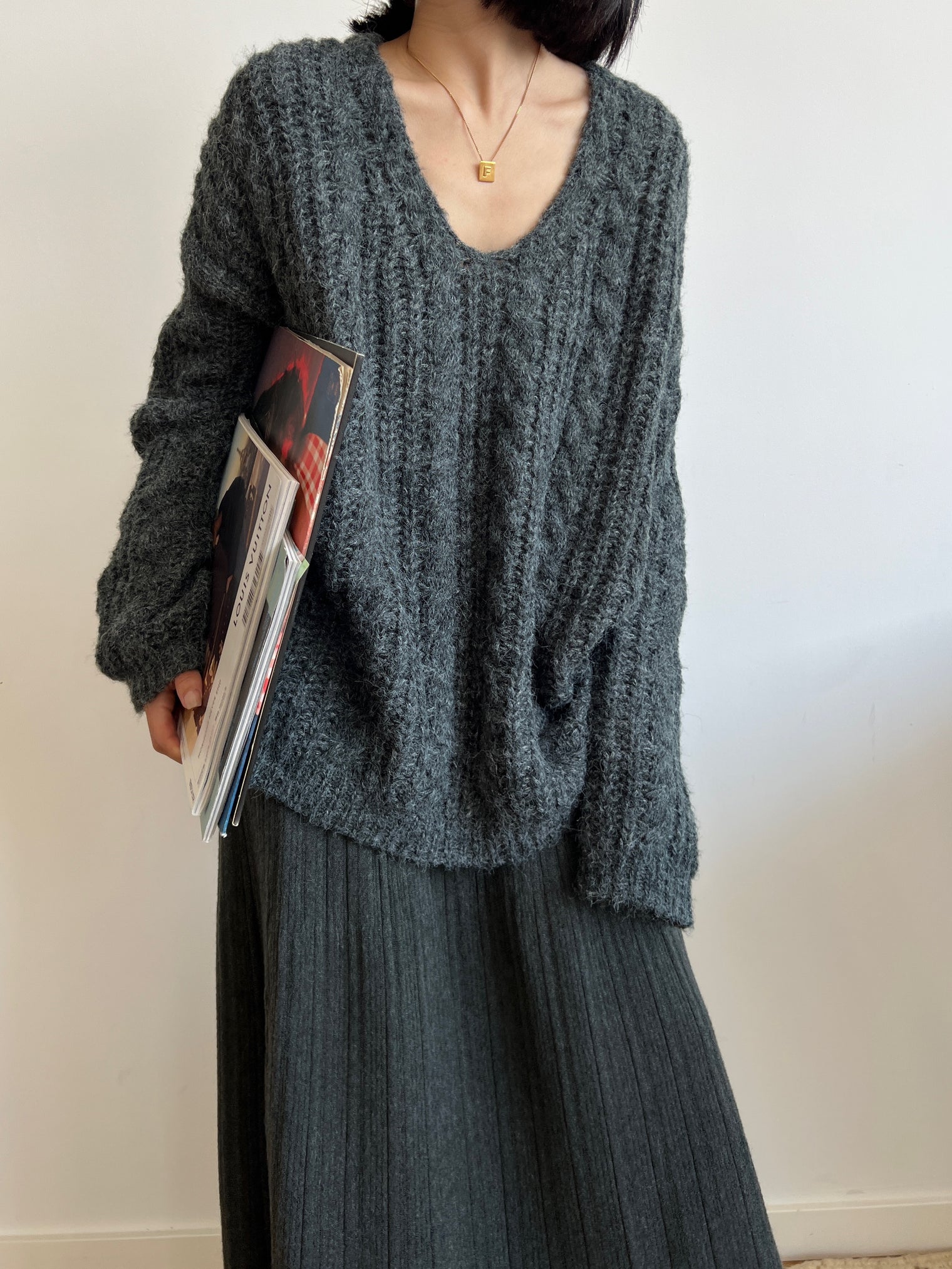 Loose-Fitting Slim V-Neck Sweater_BDHL6552