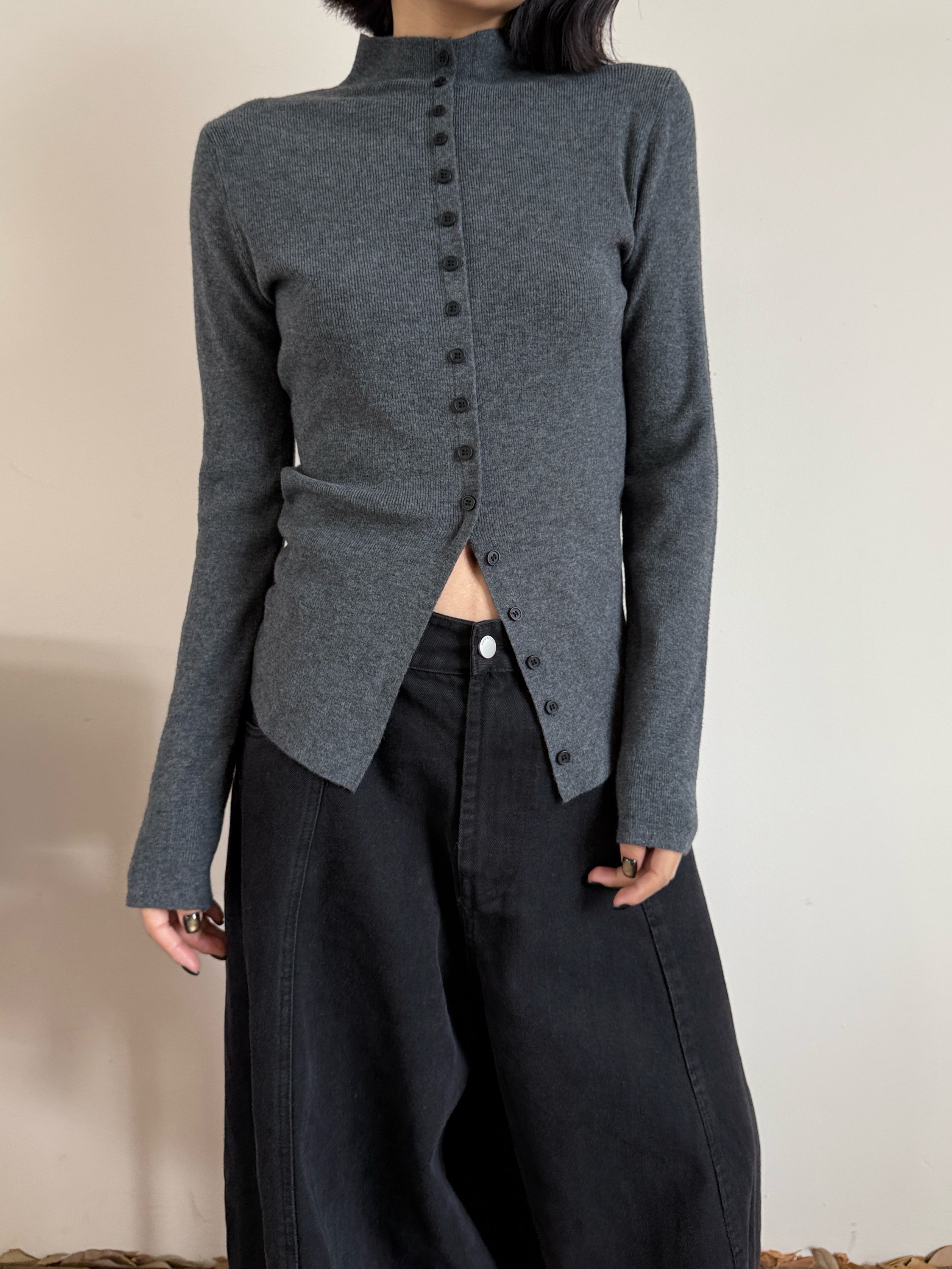 Front-Slit High-Neck Slim-Fit Tops_BDHL8025