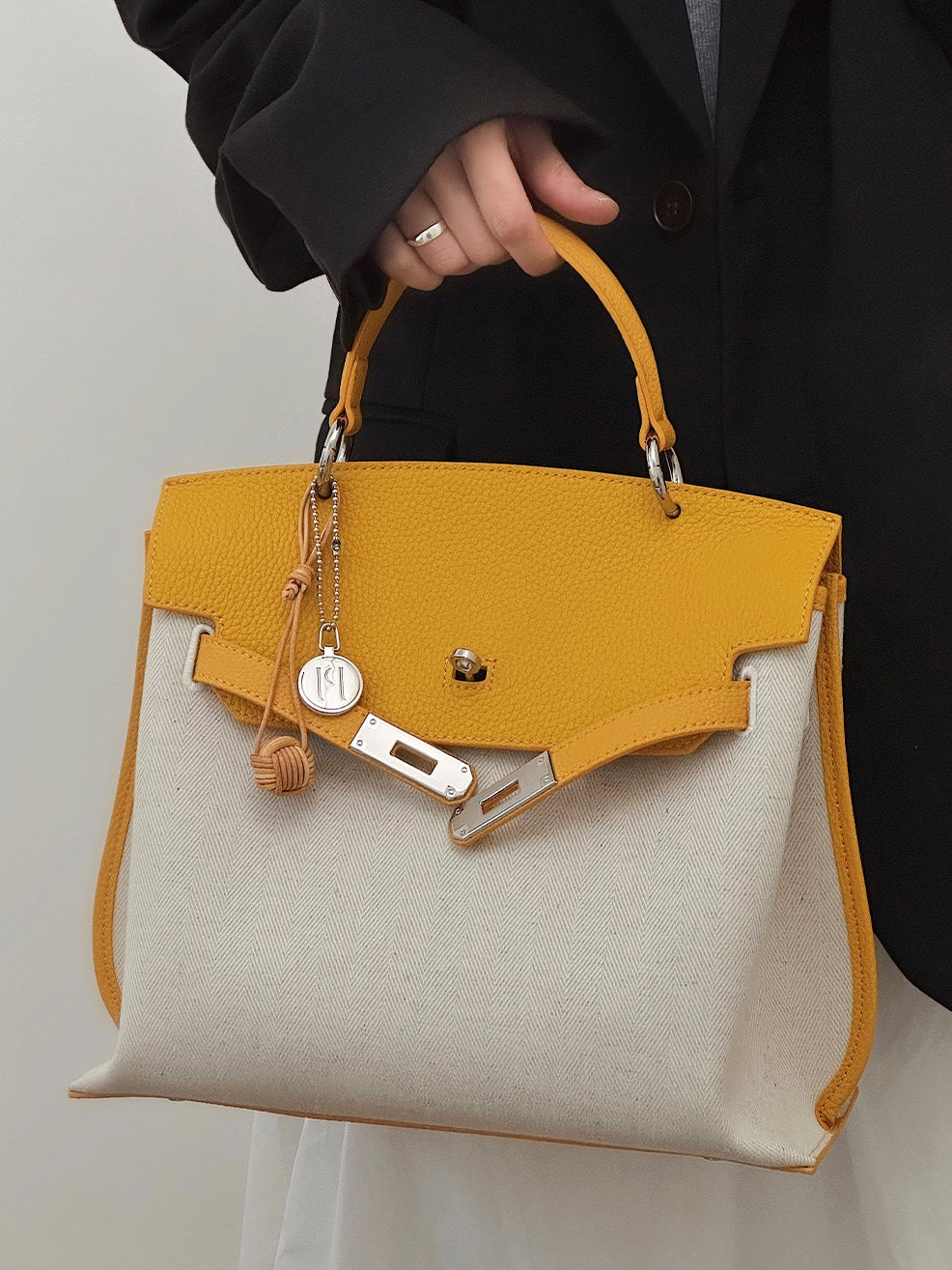 Contrast Color Structured Leather Shoulder Tote_BDHL7453