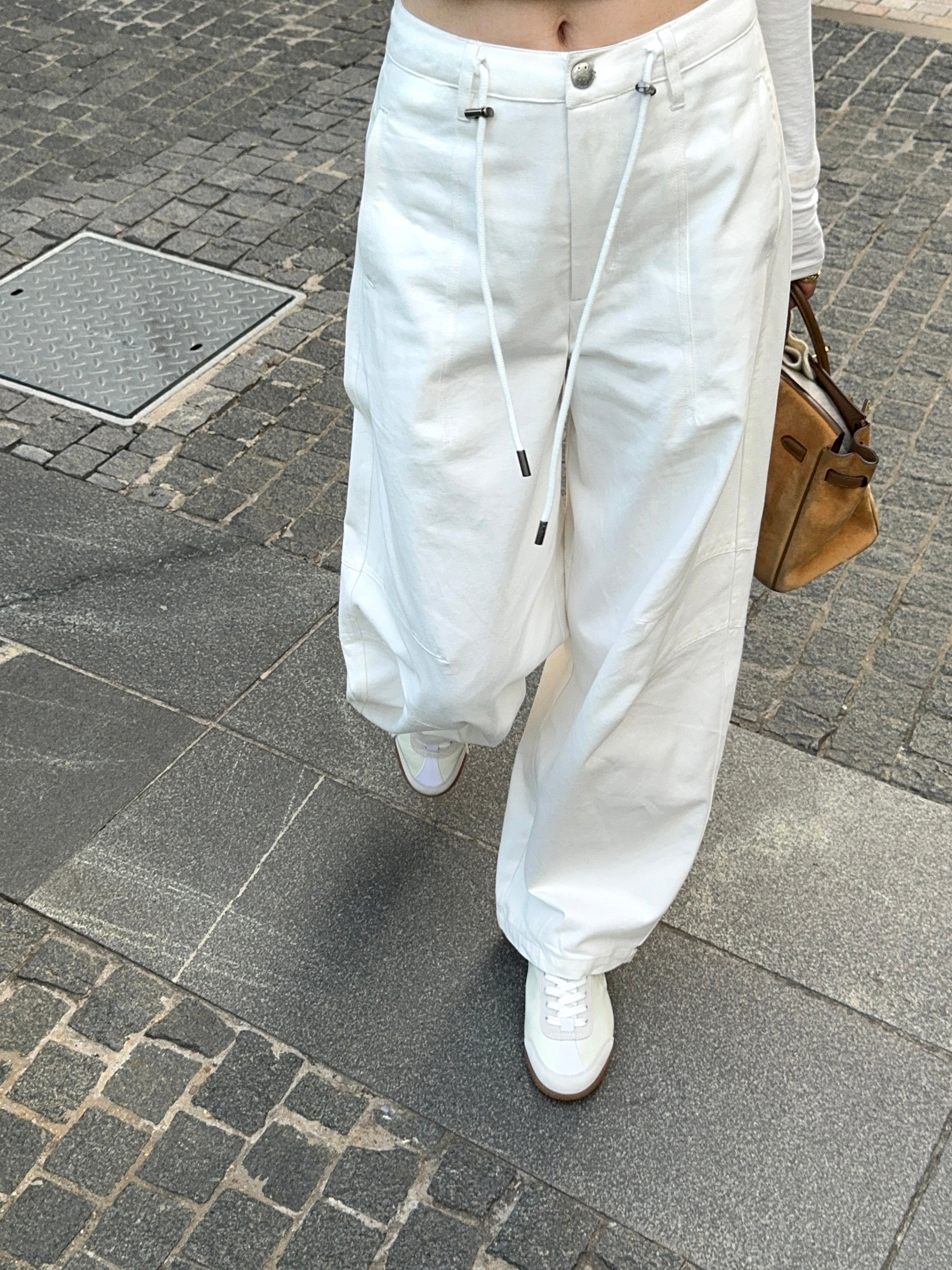 Relaxed-Fit Curved Cargo Pants_BDHL8011