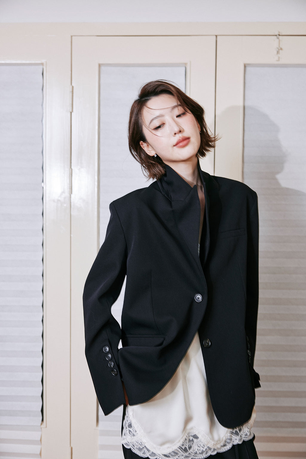 Back Knot Detail High-Slit Black Blazer_BDHL8237