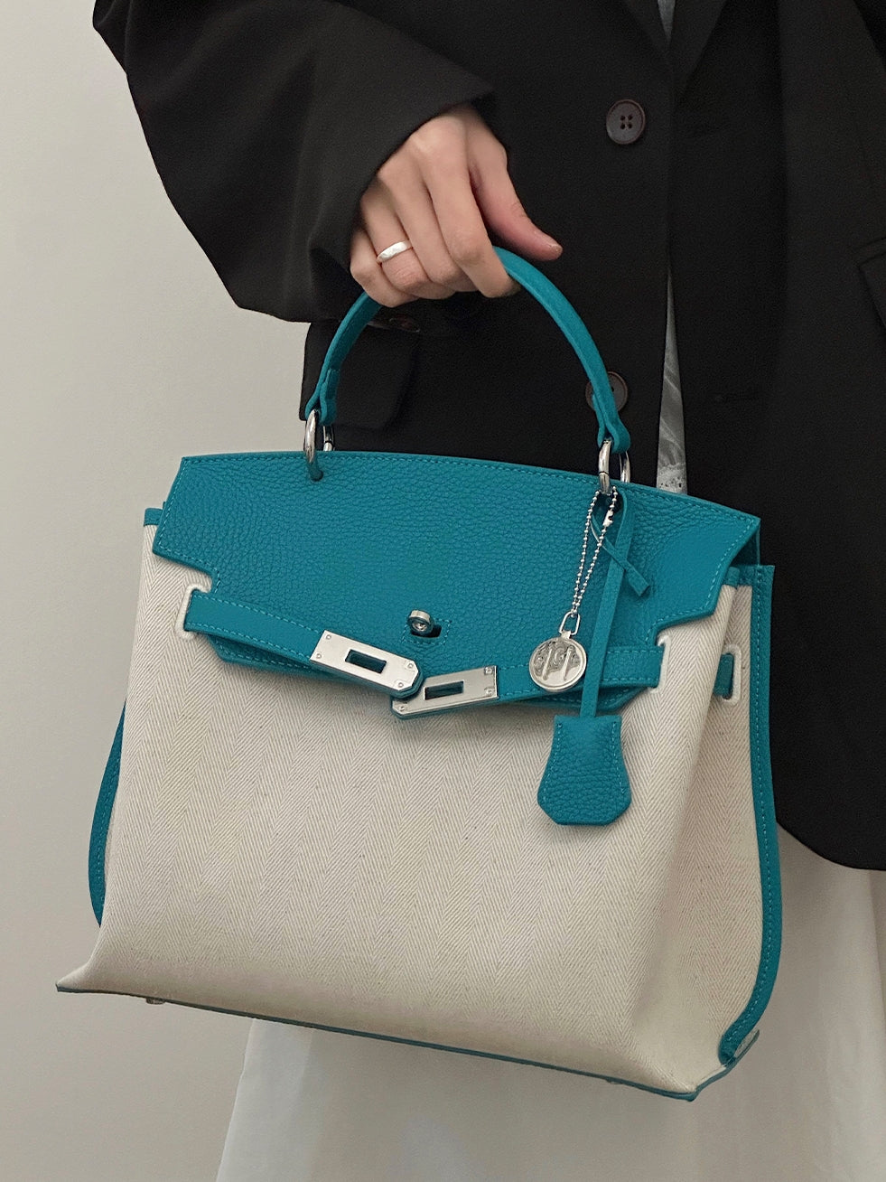 Contrast Color Structured Leather Shoulder Tote_BDHL7453