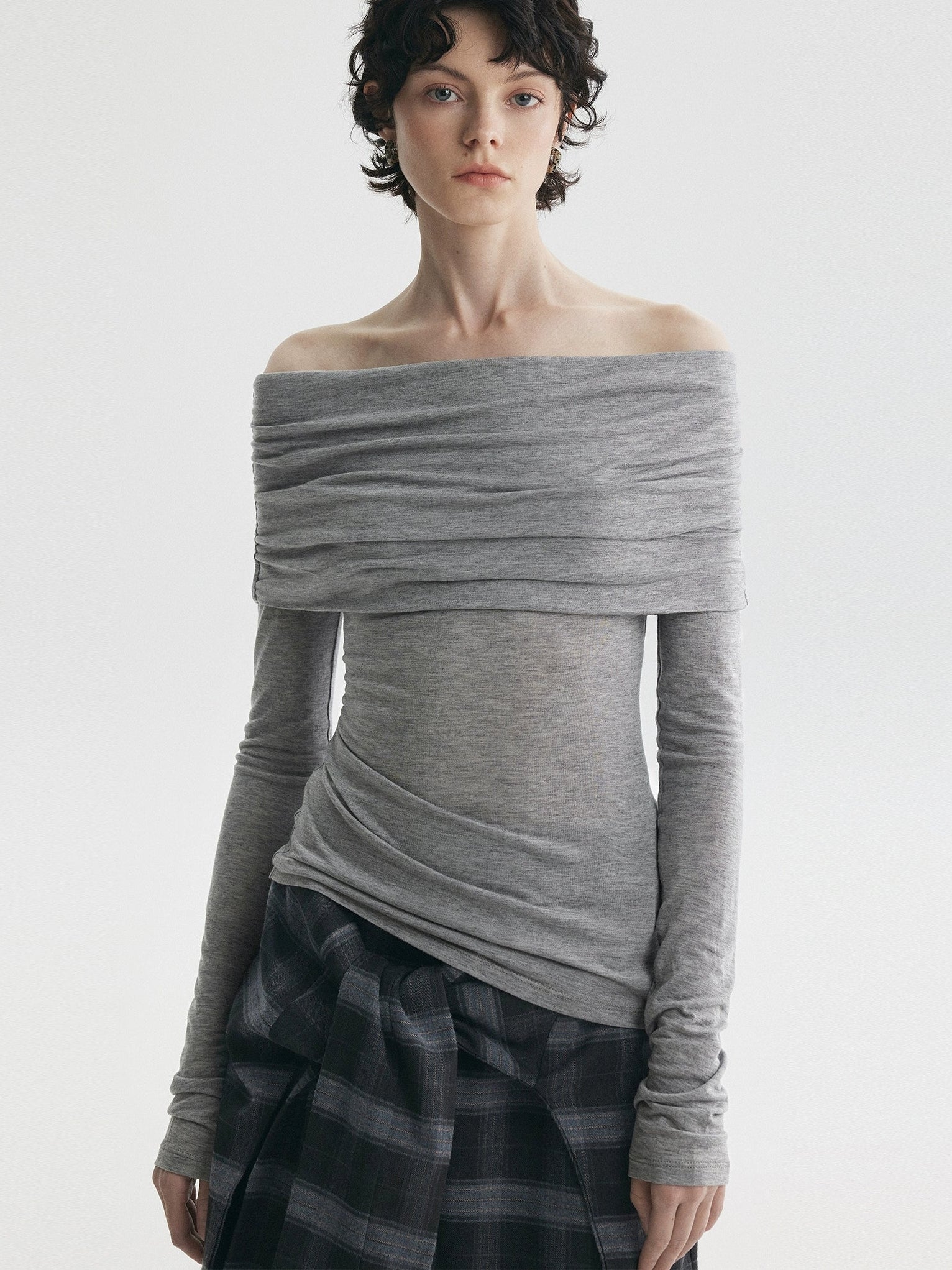 Lightweight Off-Shoulder Pleated Tops_BDHL7727