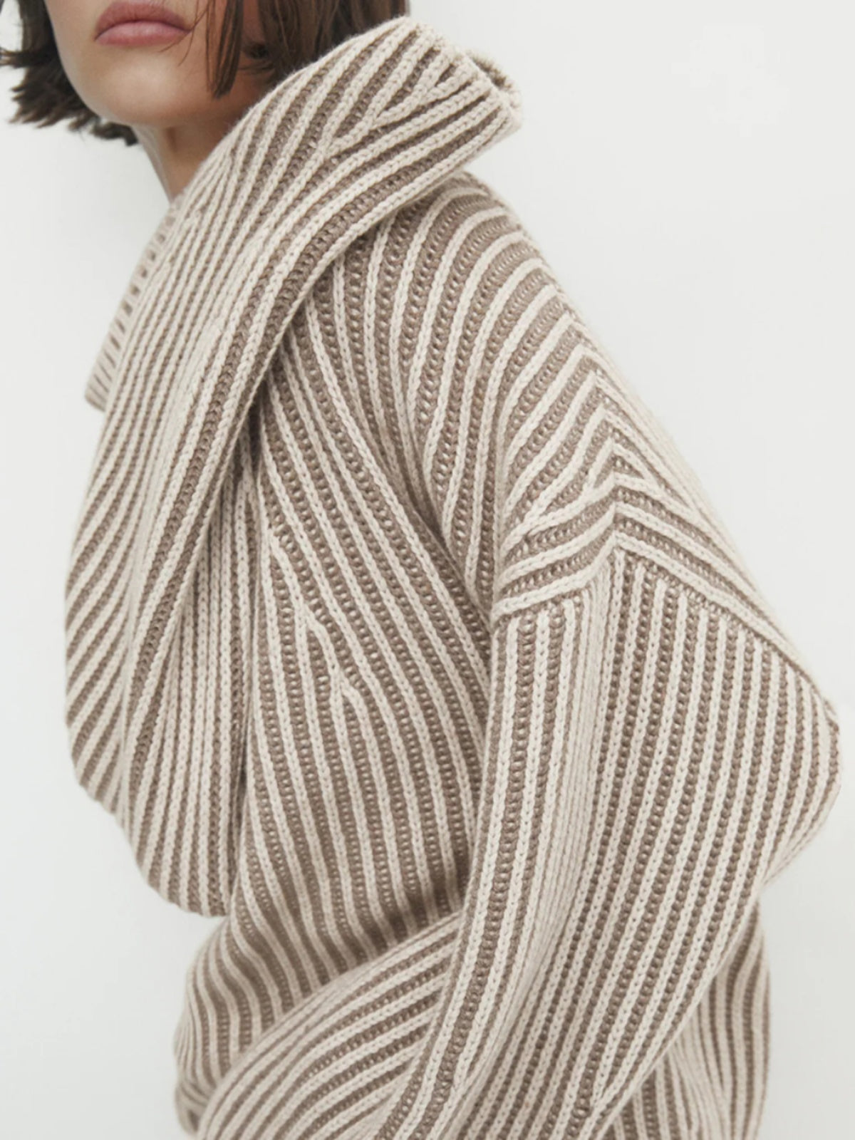 High-Neck Irregular Rib Knit Tops_BDHL8024