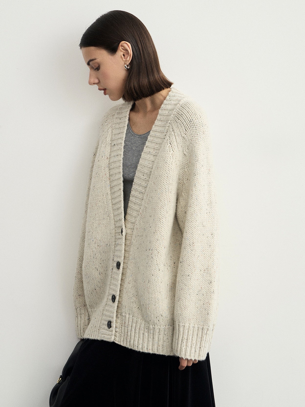 Loose Silhouette V-Neck Cardigan_BDHL6542