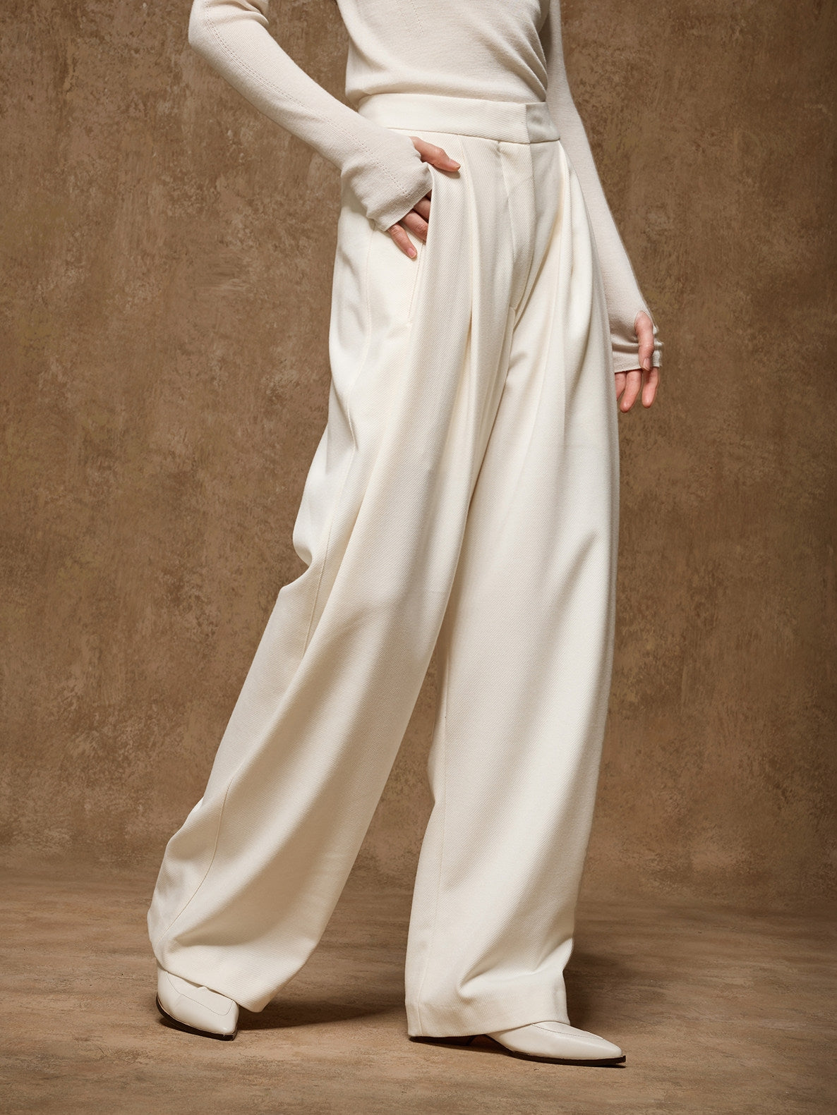 Pleated Wide-Leg Pants_BDHL8161