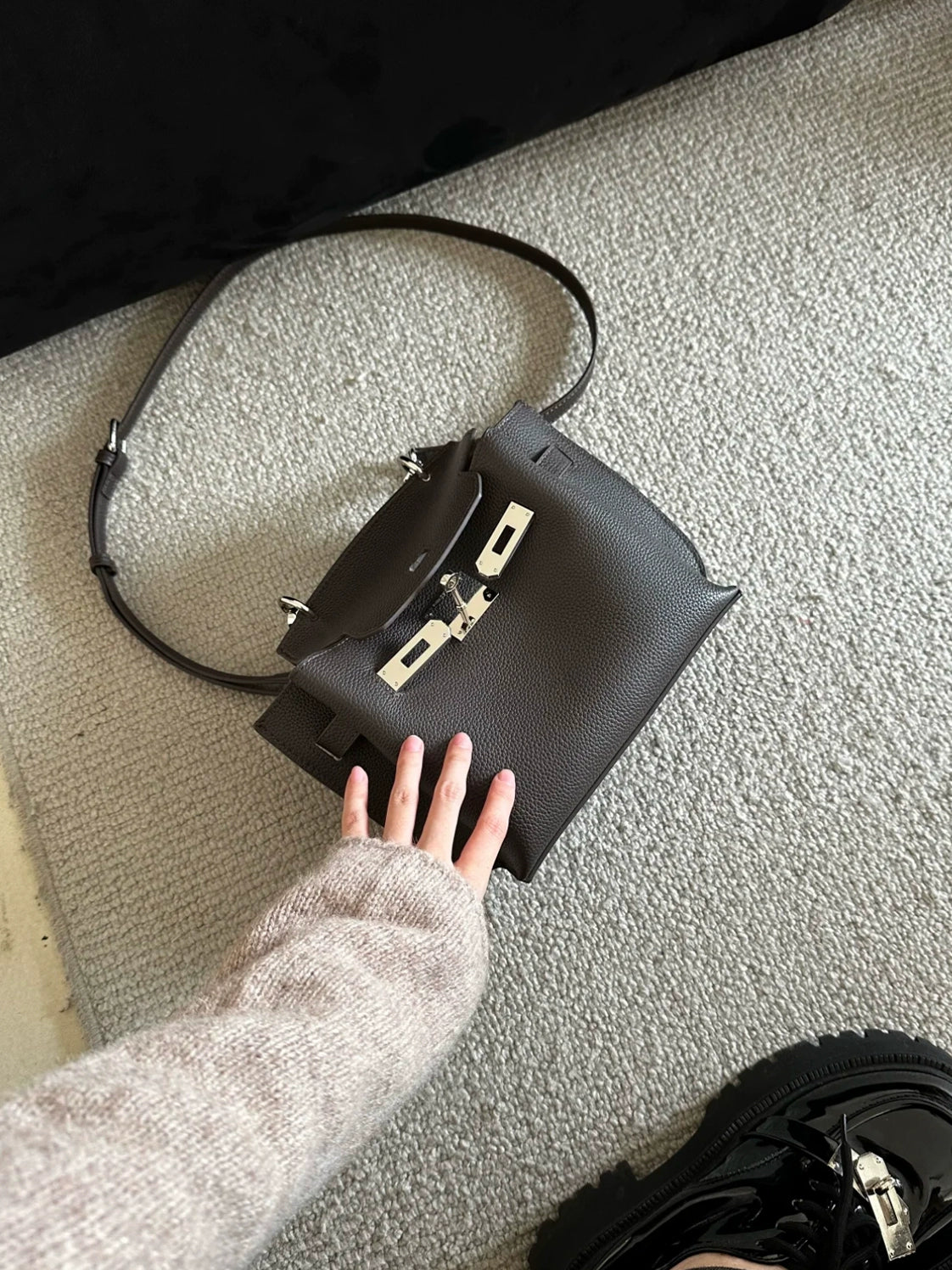 Structured Leather Shoulder Tote_BDHL7432