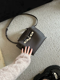 Structured Leather Shoulder Tote_BDHL7432