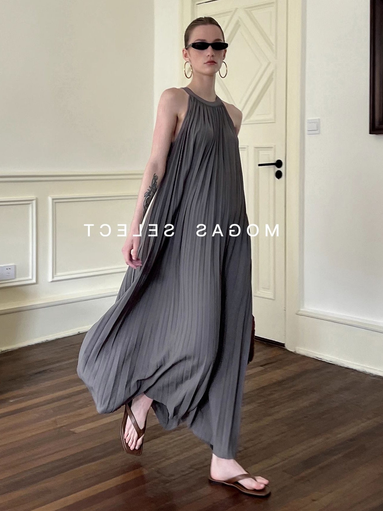 Halter Neck Pleated Dress_BDHL7556