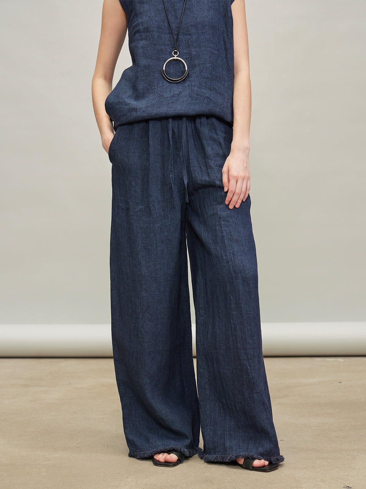 Sleeveless Top Or Straight Pants_BDHL7340