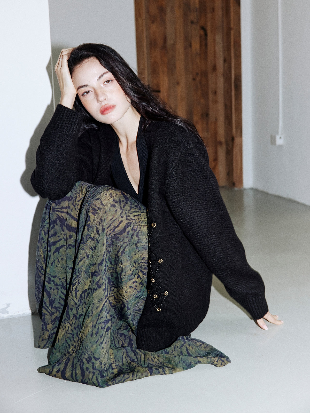 Beaded V-Neck Cardigan_BDHL8001