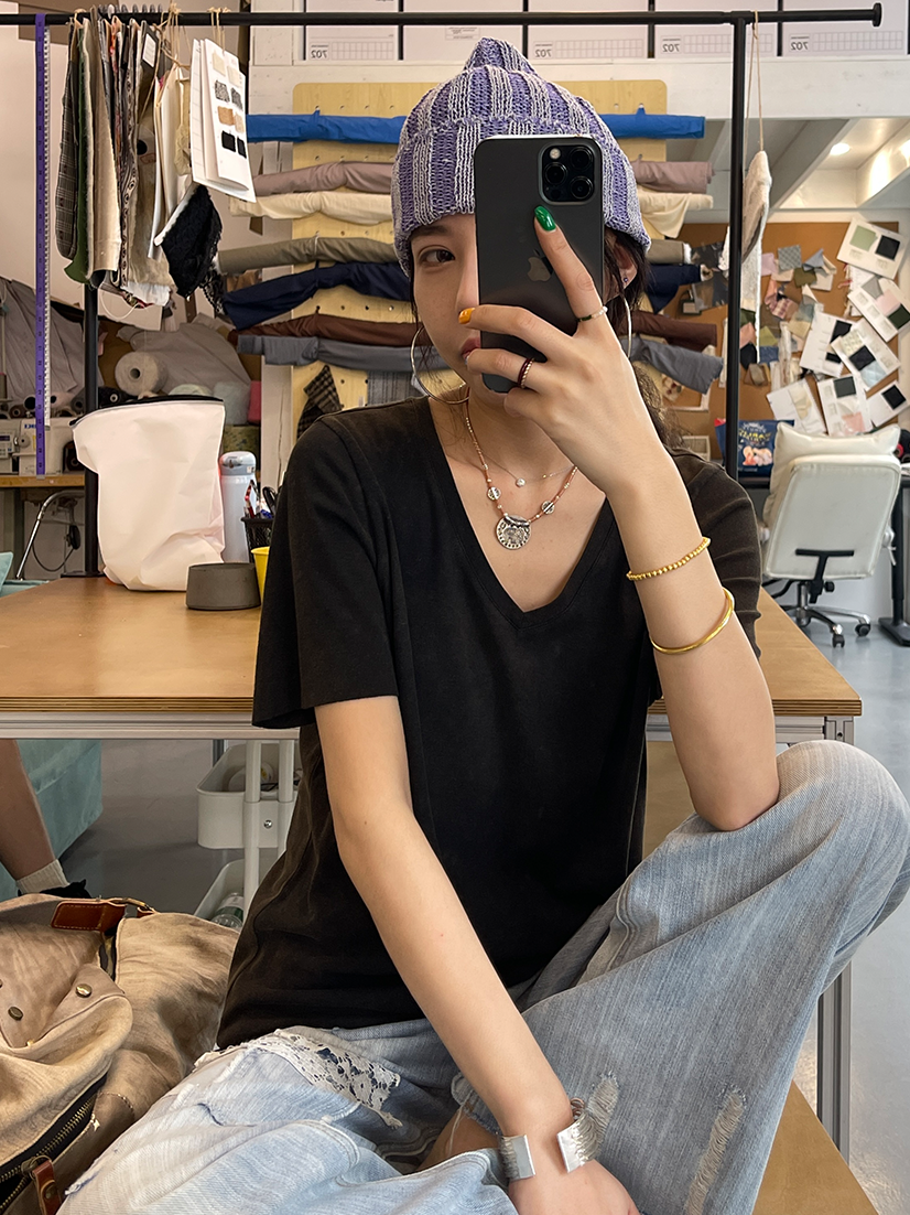Slimline V-Neck T-Shirt_BDHL7543