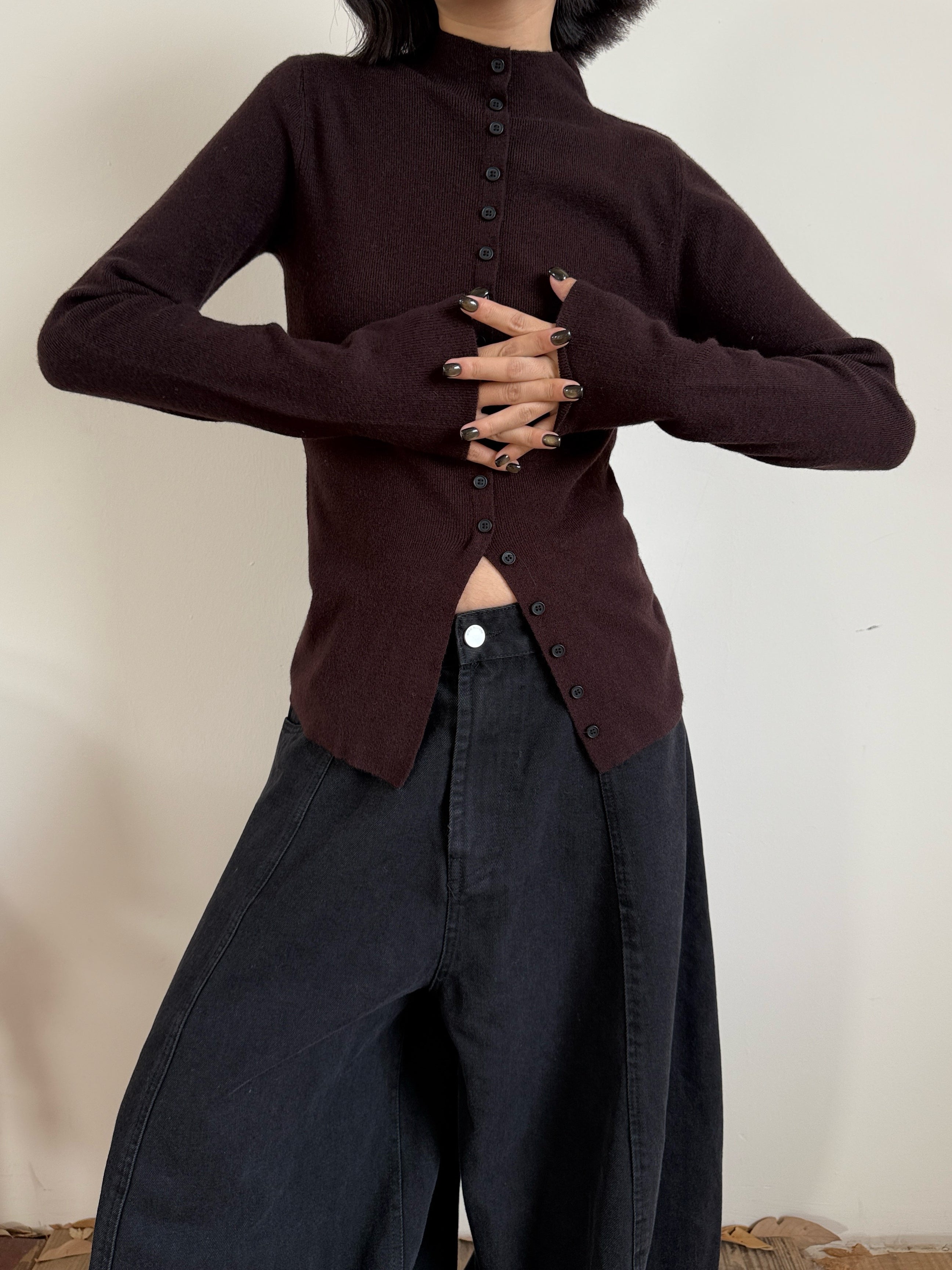 Front-Slit High-Neck Slim-Fit Tops_BDHL8025