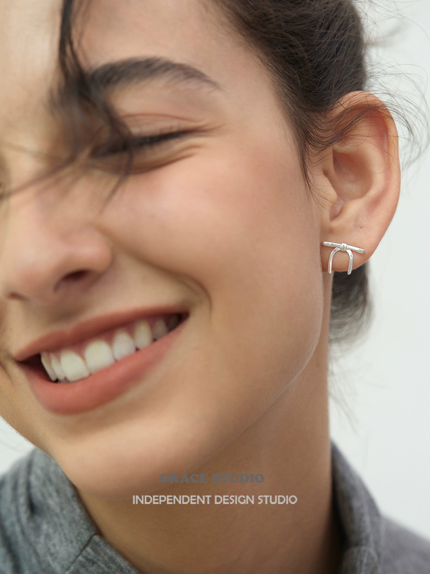 Silver Ribbon Bow Pierced Earrings_BDHL7682