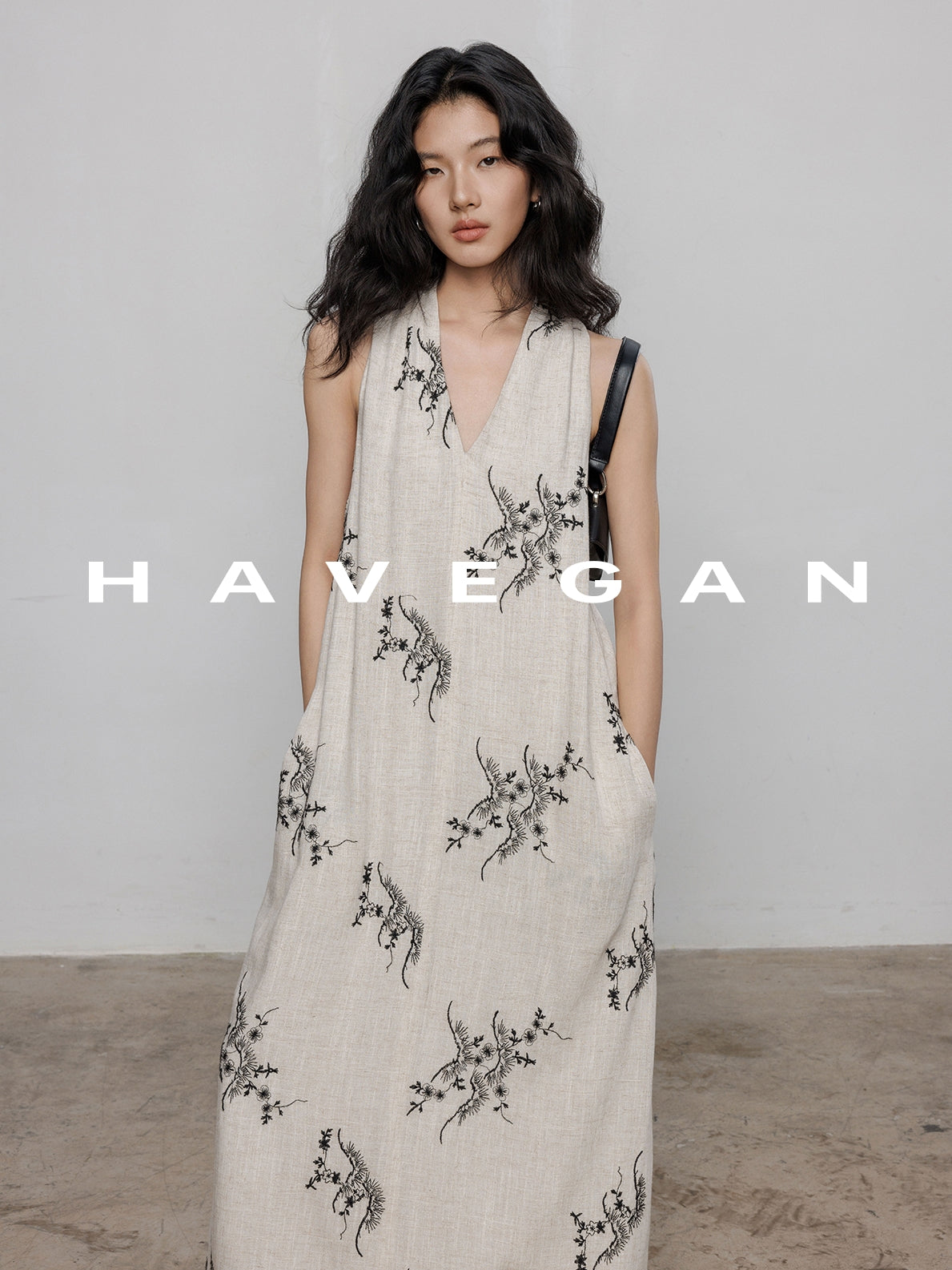 Embroidered V-Neck Sleeveless Dress_BDHL7236
