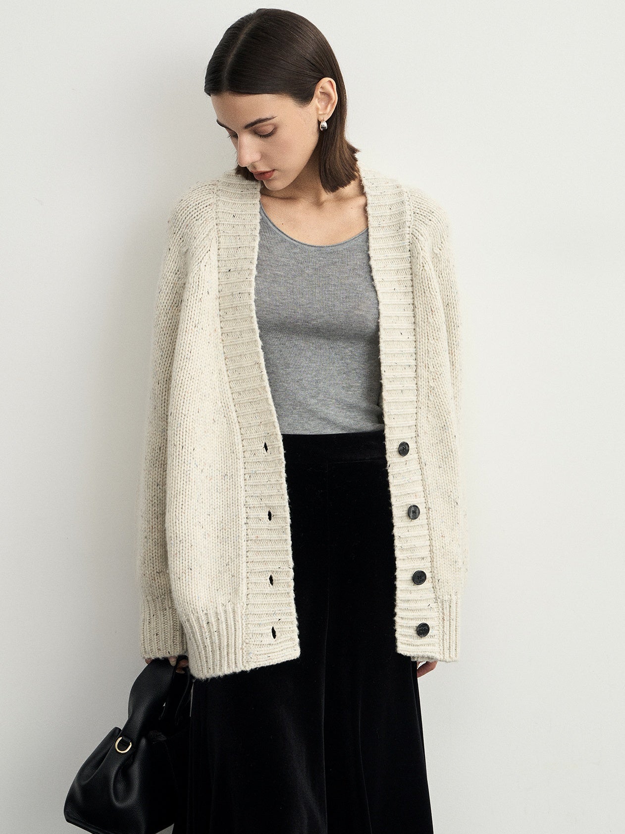 Loose Silhouette V-Neck Cardigan_BDHL6542