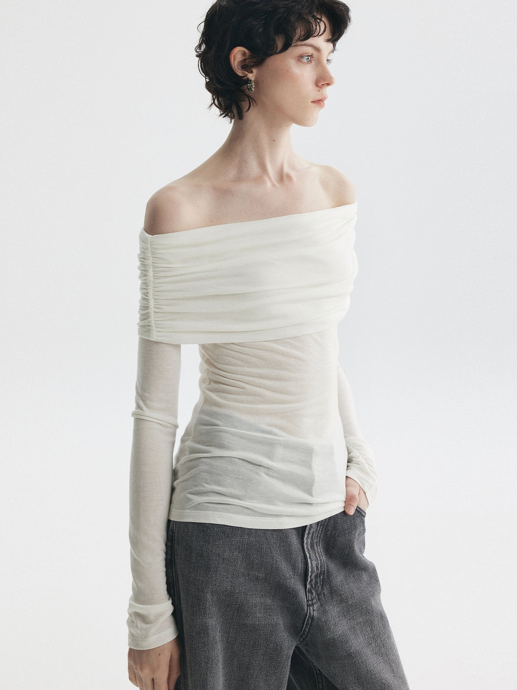 Lightweight Off-Shoulder Pleated Tops_BDHL7727