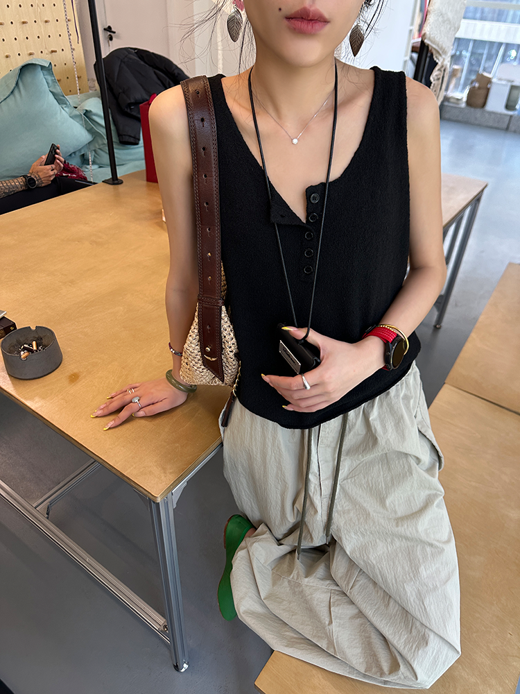 Henry Neck Sleeveless Tops_BDHL7257