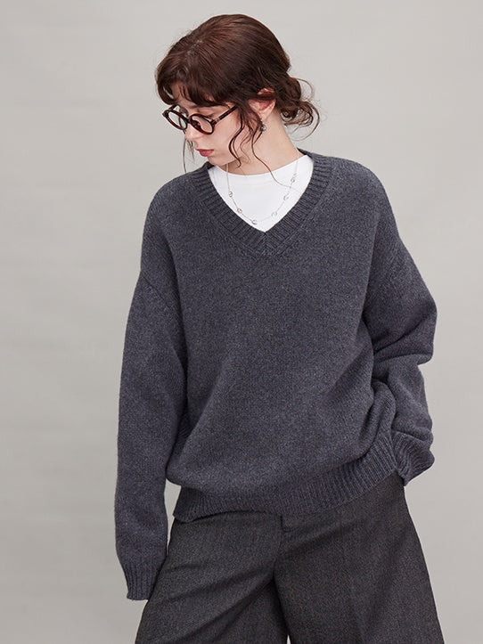 Loose Triangle V-Neck Sweater_BDHL6634