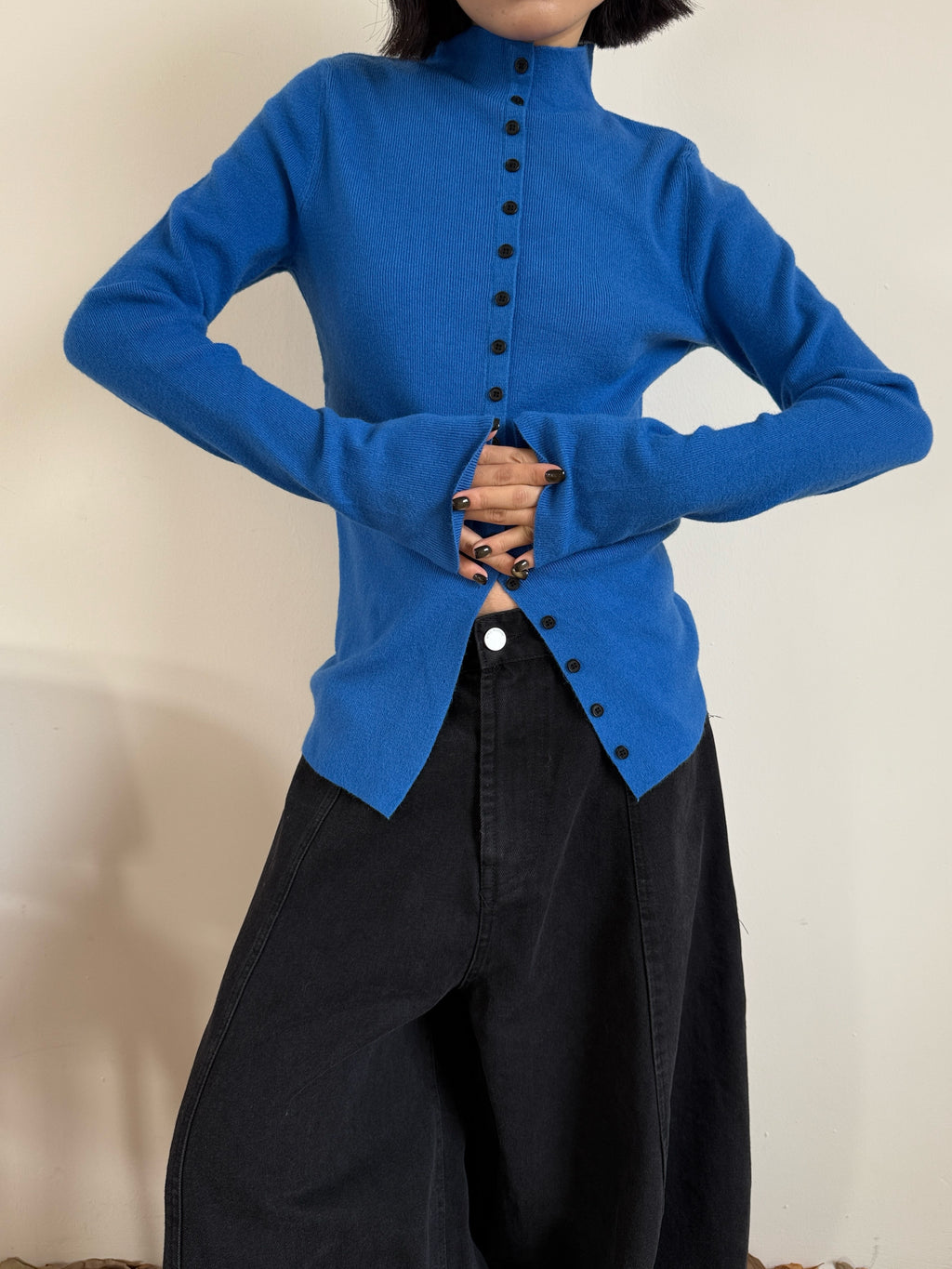 Front-Slit High-Neck Slim-Fit Tops_BDHL8025