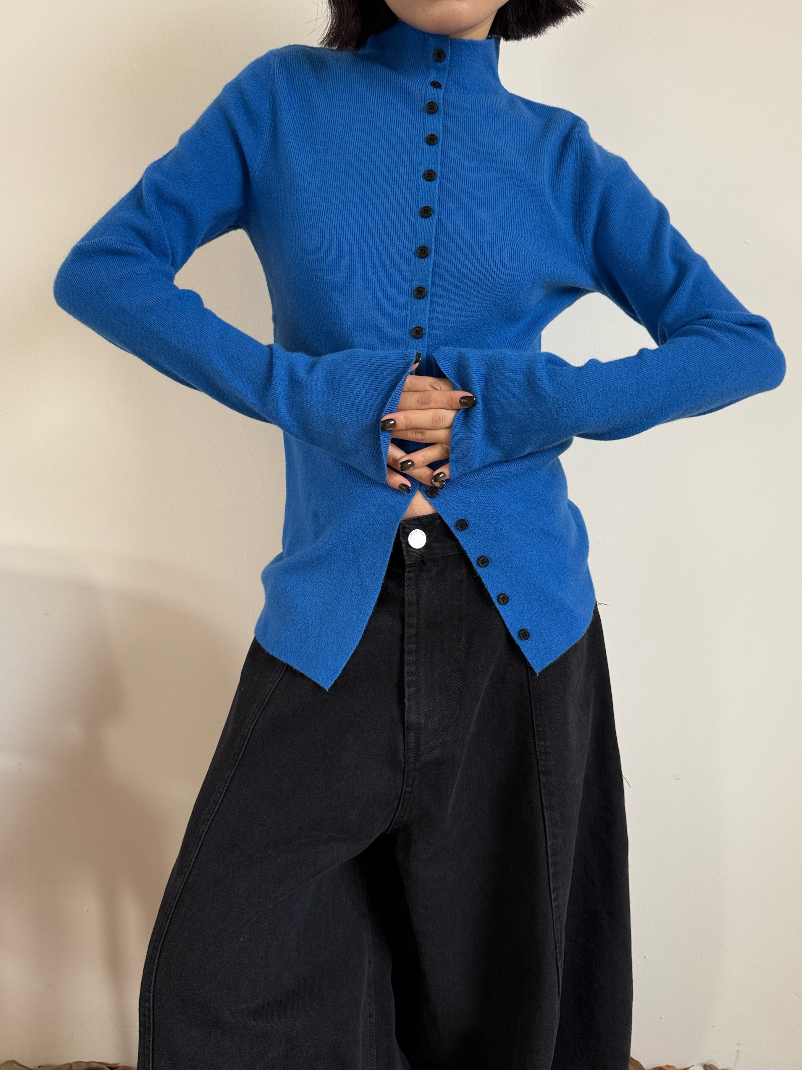 Front-Slit High-Neck Slim-Fit Tops_BDHL8025