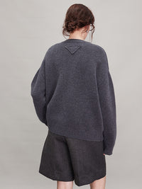 Loose Triangle V-Neck Sweater_BDHL6634