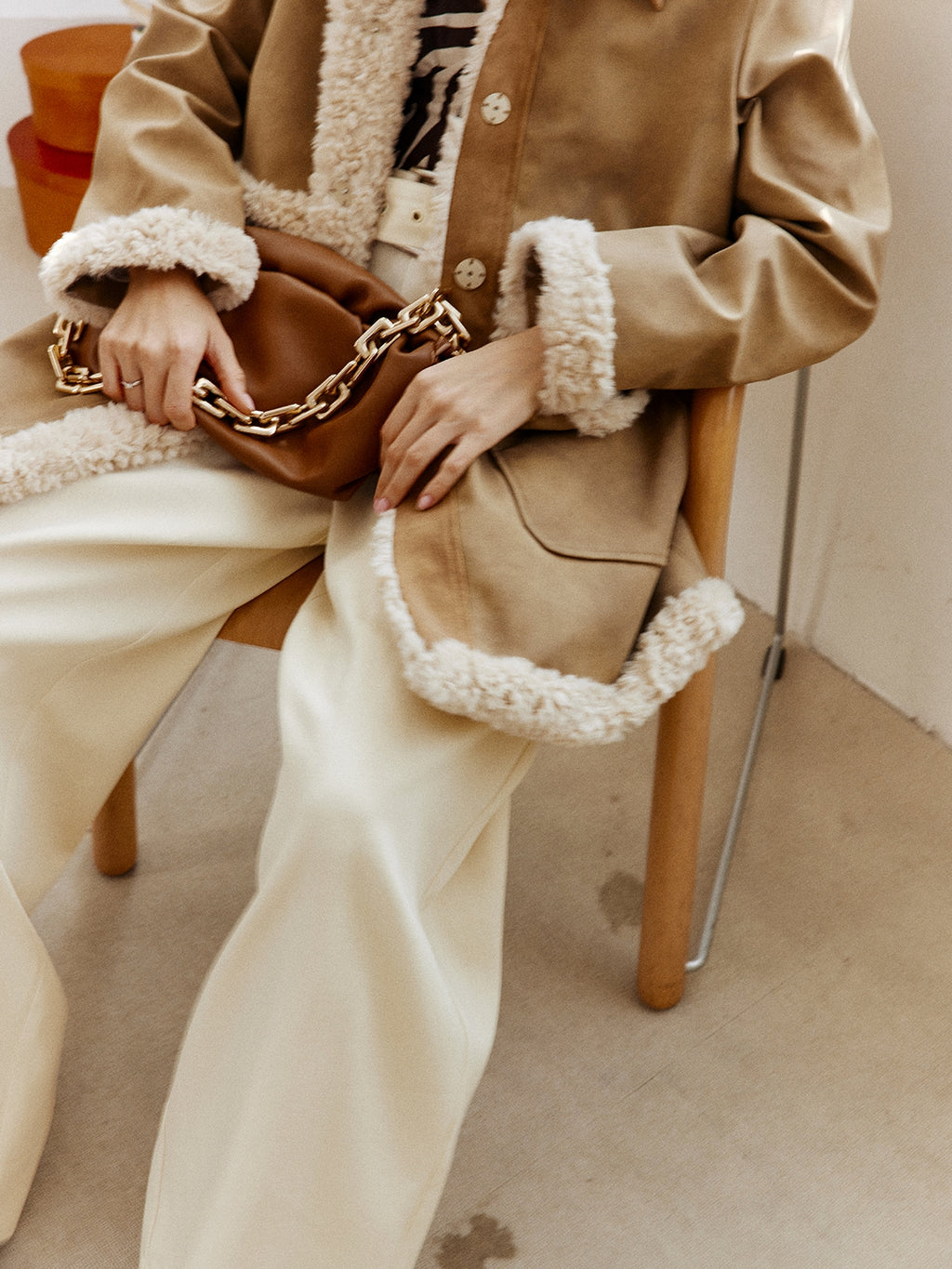 Wide-Belt White Suit Pants_BDHL7998