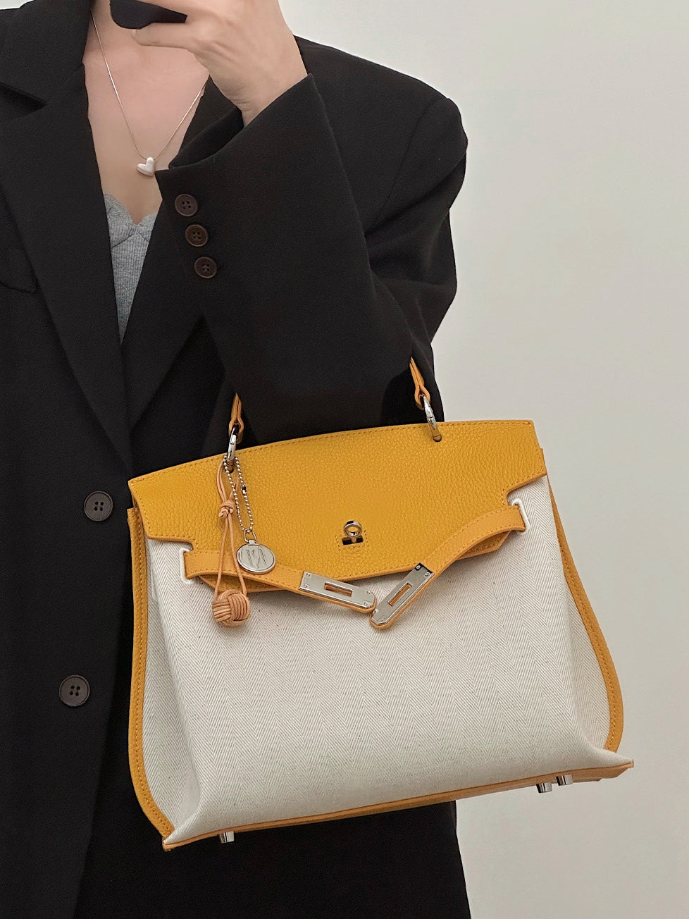 Contrast Color Structured Leather Shoulder Tote_BDHL7453