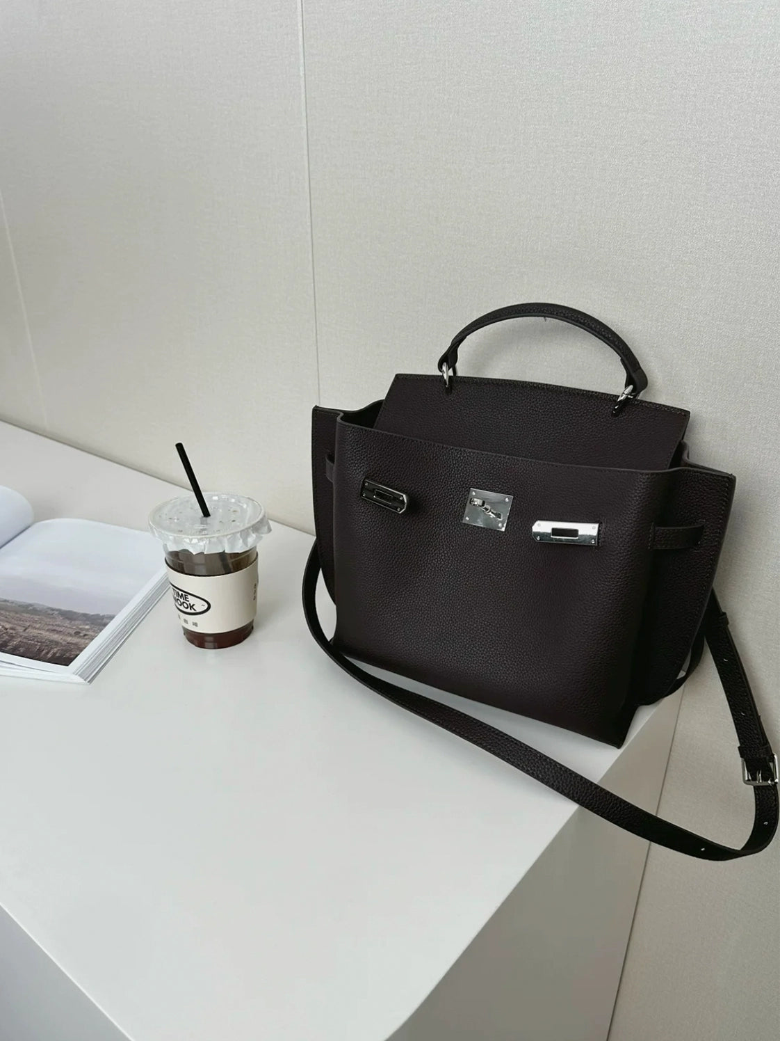 Structured Leather Shoulder Tote_BDHL7432