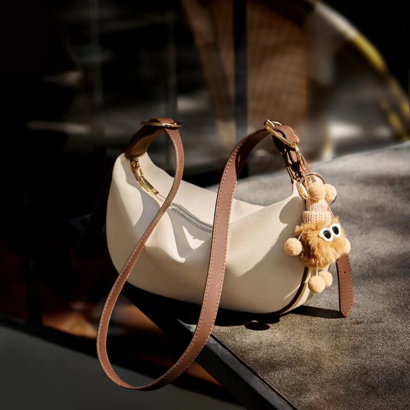 Crescent Leather Shoulder Bag_BDHL8451
